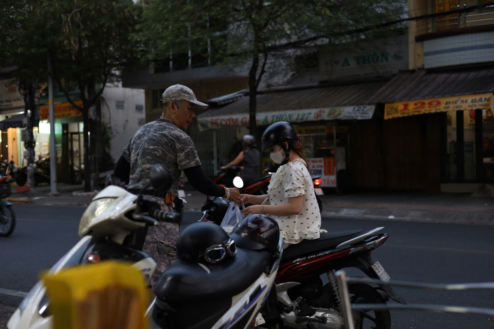 हो ची मिन्ह सिटी में 40 साल पुरानी बान कुओन दुकान हमेशा भरी रहती है, और इसकी भराई बहुत स्वादिष्ट होती है - फोटो 6. Tiệm bánh cuốn 40 năm ở TP HCM kín bàn, ngon nhờ cách làm nhân- Ảnh 6.