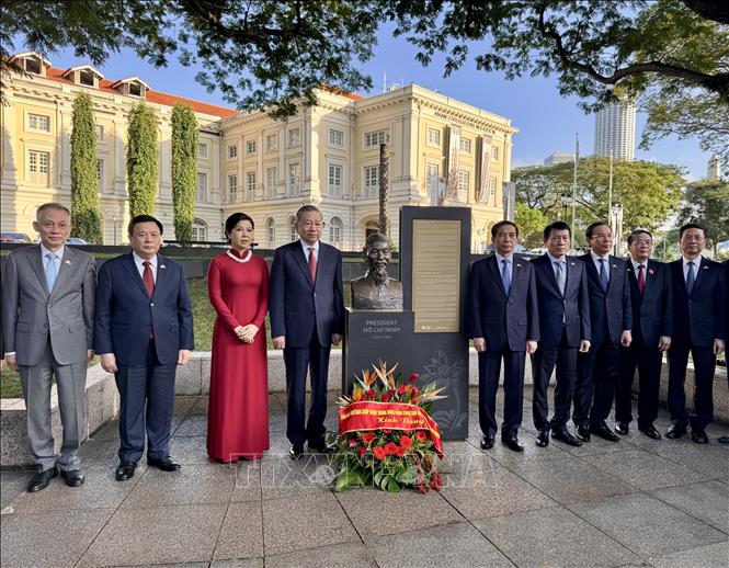 Tổng Bí thư Tô Lâm dâng hoa tưởng niệm Chủ tịch Hồ Chí Minh ở Bảo tàng Văn minh châu Á, Singapore- Ảnh 2.