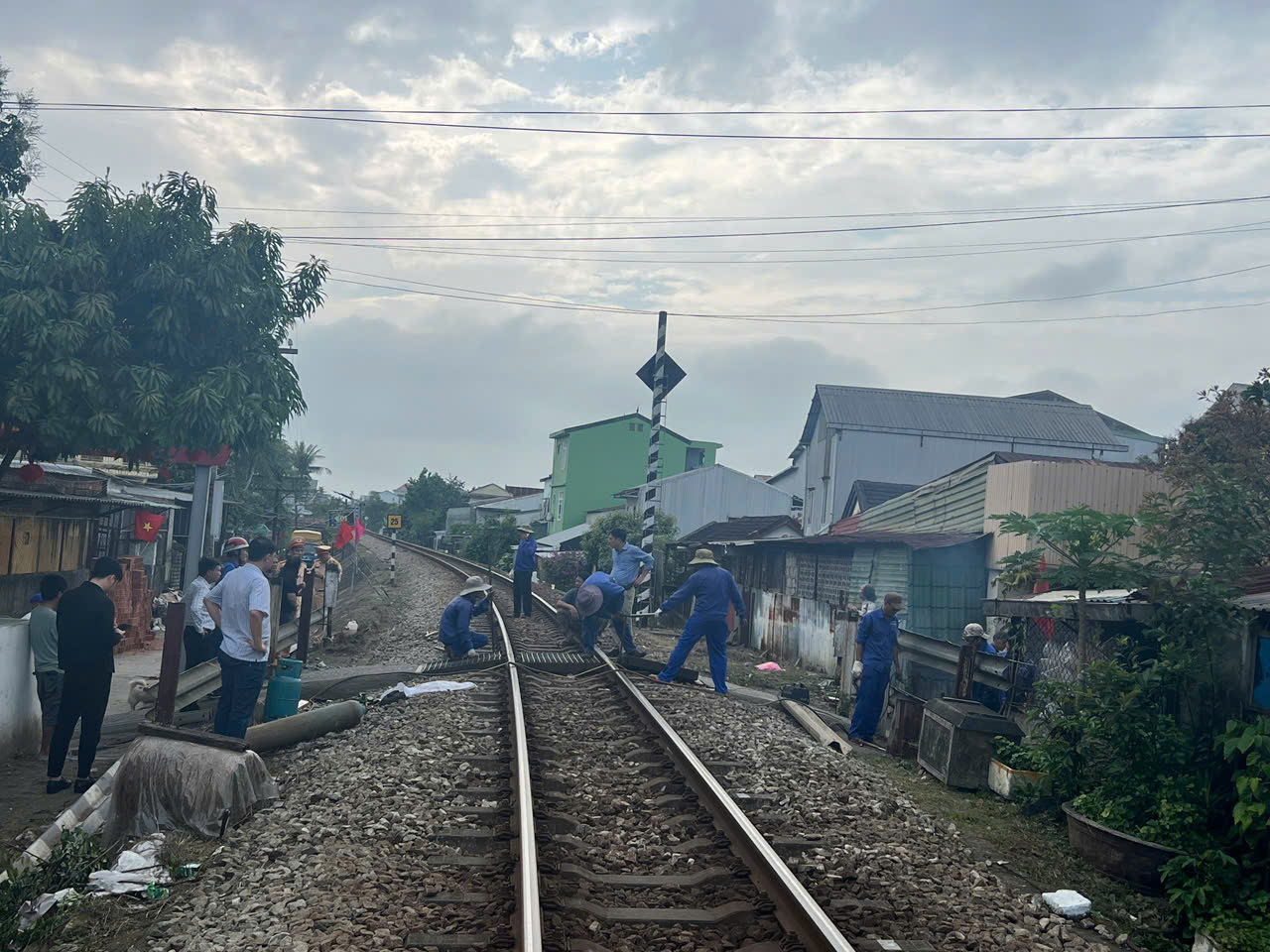 CLIP: Đóng lối đi tự mở nơi nữ sinh viên bị tàu lửa tông tử vong- Ảnh 1.