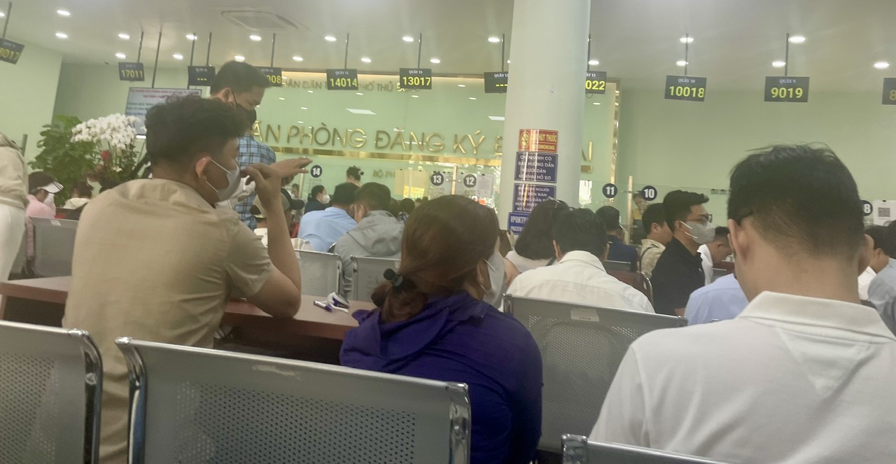 Újra felpörögtek az ingatlanügyletek Ho Si Minh-városban, a földhivatalok zsúfoltak - 6. kép. Giao dịch bất động sản ở TP HCM nhộn nhịp trở lại, văn phòng đăng ký đất đai đông nghẹt người- Ảnh 6.