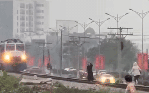 VIDEO: Cố vượt qua đường sắt khi gác chắn đã hạ, người đàn ông bị tàu hỏa tông tử vong- Ảnh 1.