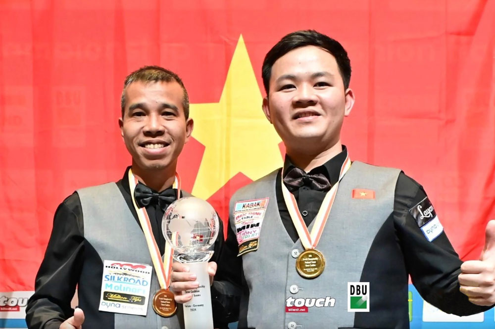 Tran Quyet Chien - Bao Phuong Vinh a Mistrovství světa 2025. Foto: UMB Trần Quyết Chiến - Bao Phương Vinh và chiếc cúp á quân thế giới 2025. Ảnh: UMB
