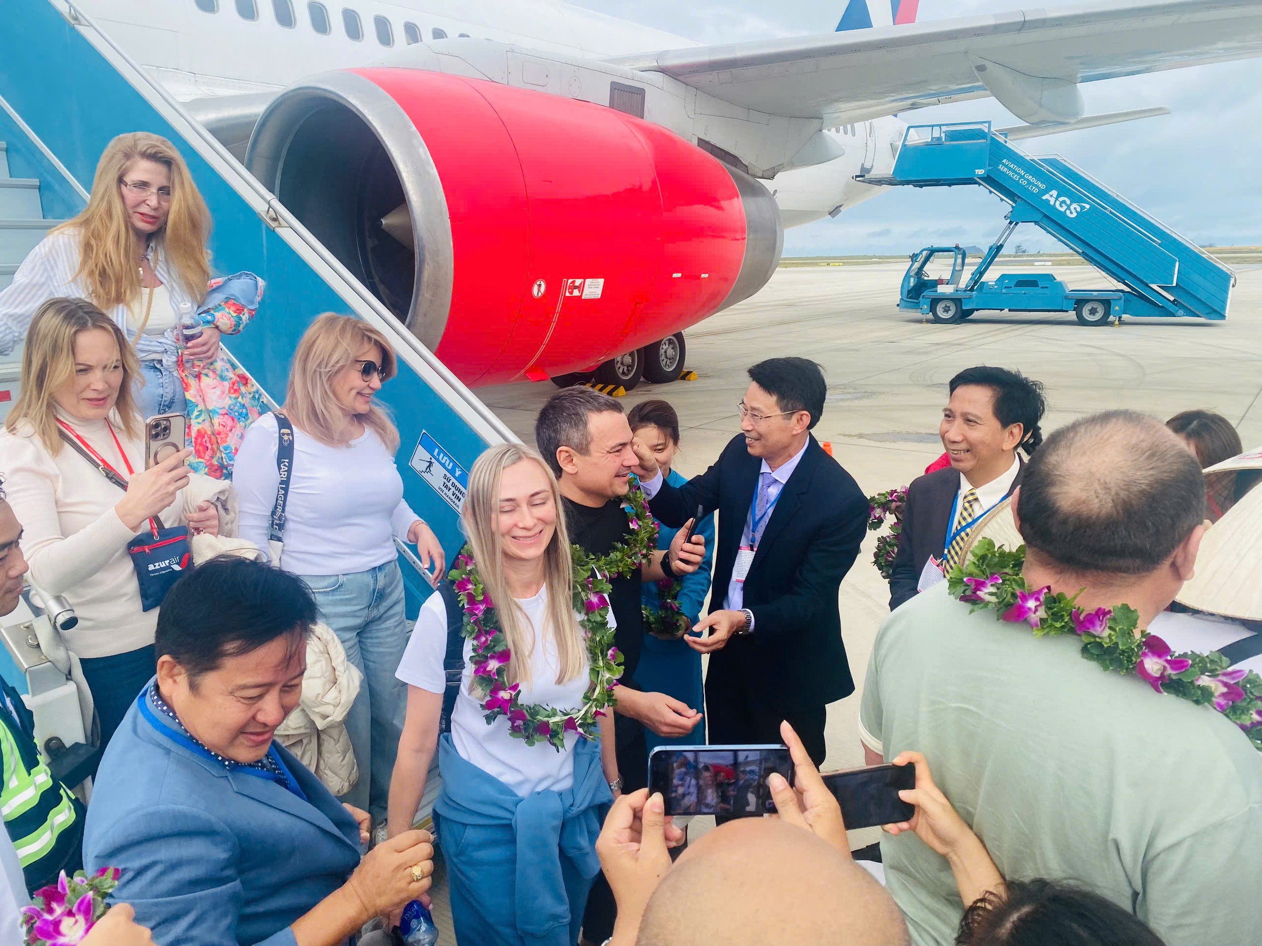 Accueil chaleureux des invités russes voyageant directement à destination de Nha Trang - Photo 2. Nồng nhiệt đón khách Nga bay thẳng đến Nha Trang- Ảnh 2.
