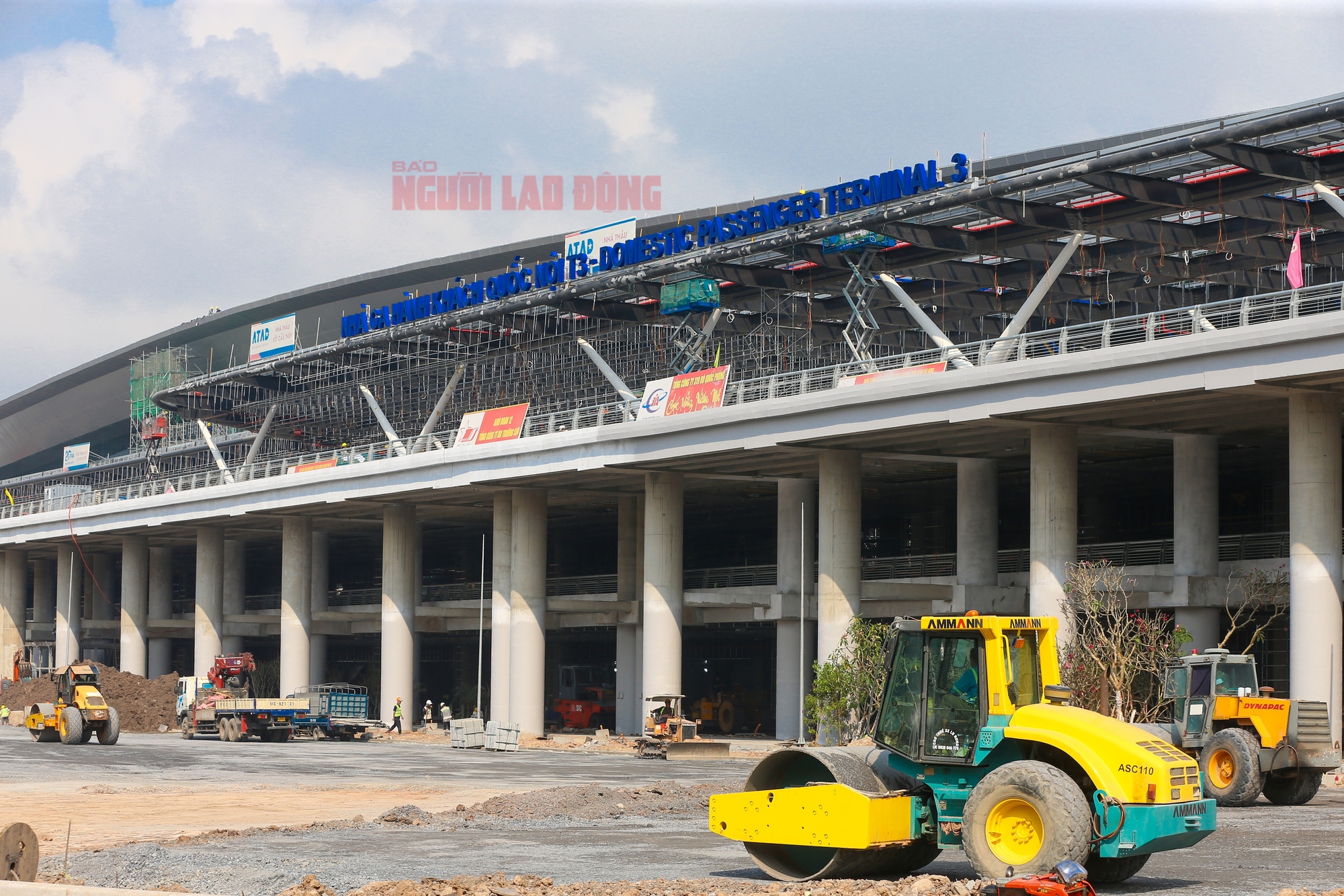 Cận cảnh nhà ga mới của sân bay Tân Sơn Nhất trước giờ đón Vietnam Airlines, Vietjet- Ảnh 2.