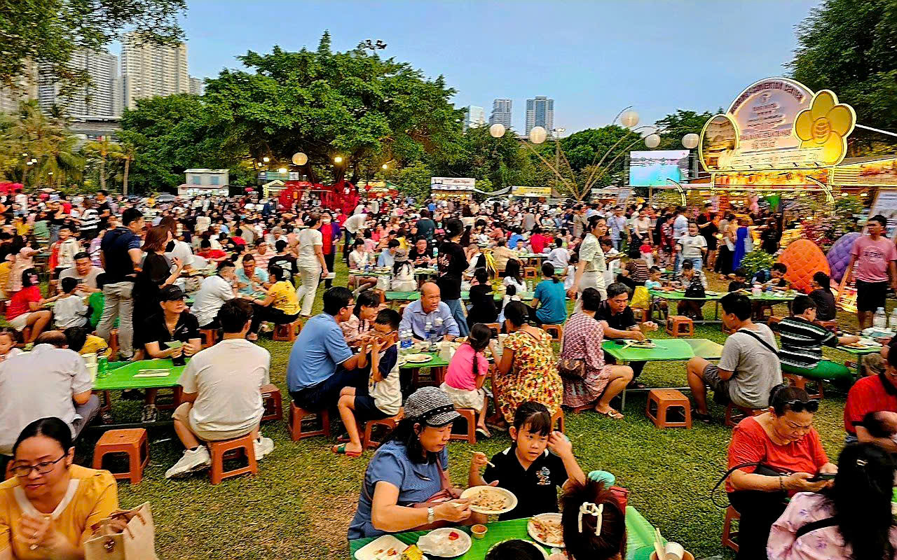 פסטיבל תרבות האוכל והמנות הטעימות של קבוצת סייגונטוריסט משך בשנים קודמות מאות אלפי מבקרים מקומיים ובינלאומיים. Lễ hội Văn hóa Ẩm thực, Món ngon Saigontourist Group trong các năm trước đã thu hút hàng trăm ngàn khách trong nước và quốc tế