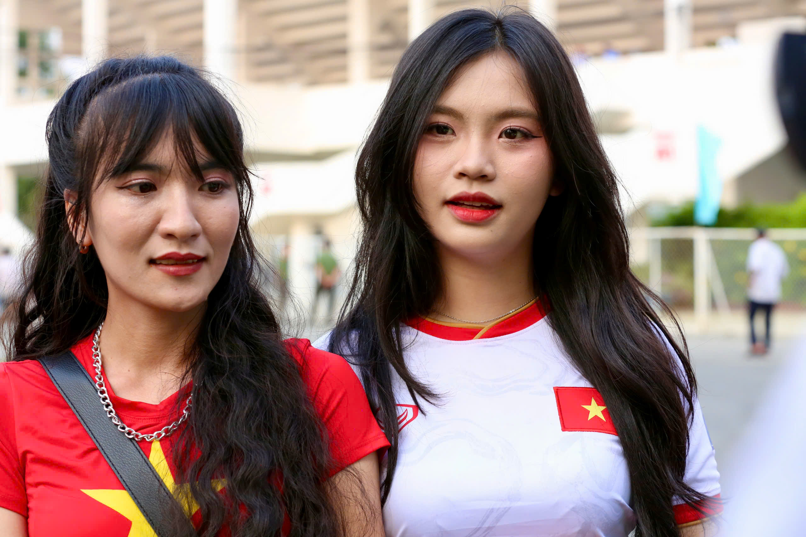 Khán giả Bình Dương "nhuộm màu" sân Gò Đậu, cổ vũ tuyển Việt Nam- Ảnh 2. Khán giả Bình Dương "nhuộm màu" sân Gò Đậu, cổ vũ tuyển Việt Nam- Ảnh 2.