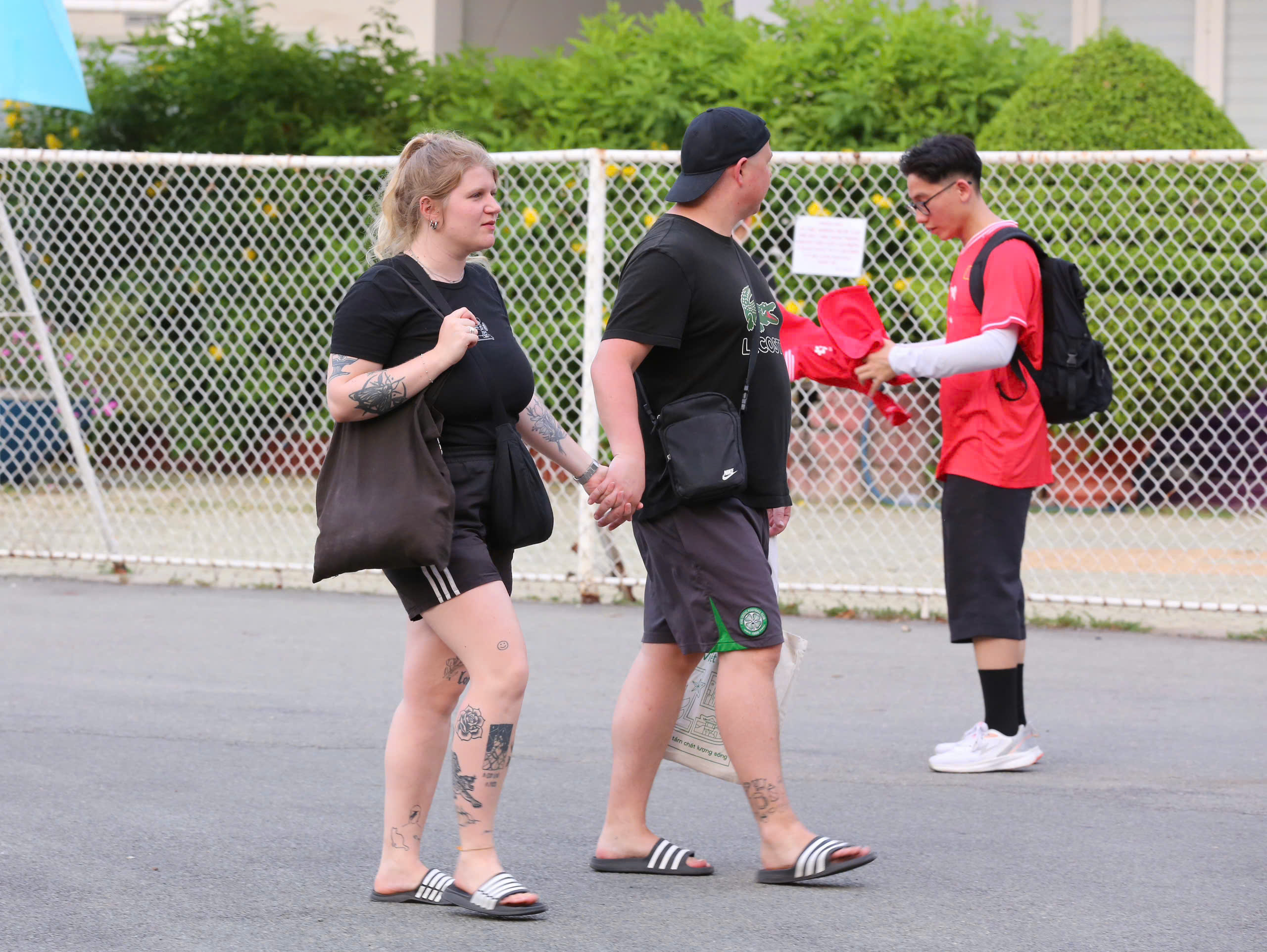 Khán giả Bình Dương "nhuộm màu" sân Gò Đậu, cổ vũ tuyển Việt Nam- Ảnh 3. Khán giả Bình Dương "nhuộm màu" sân Gò Đậu, cổ vũ tuyển Việt Nam- Ảnh 3.