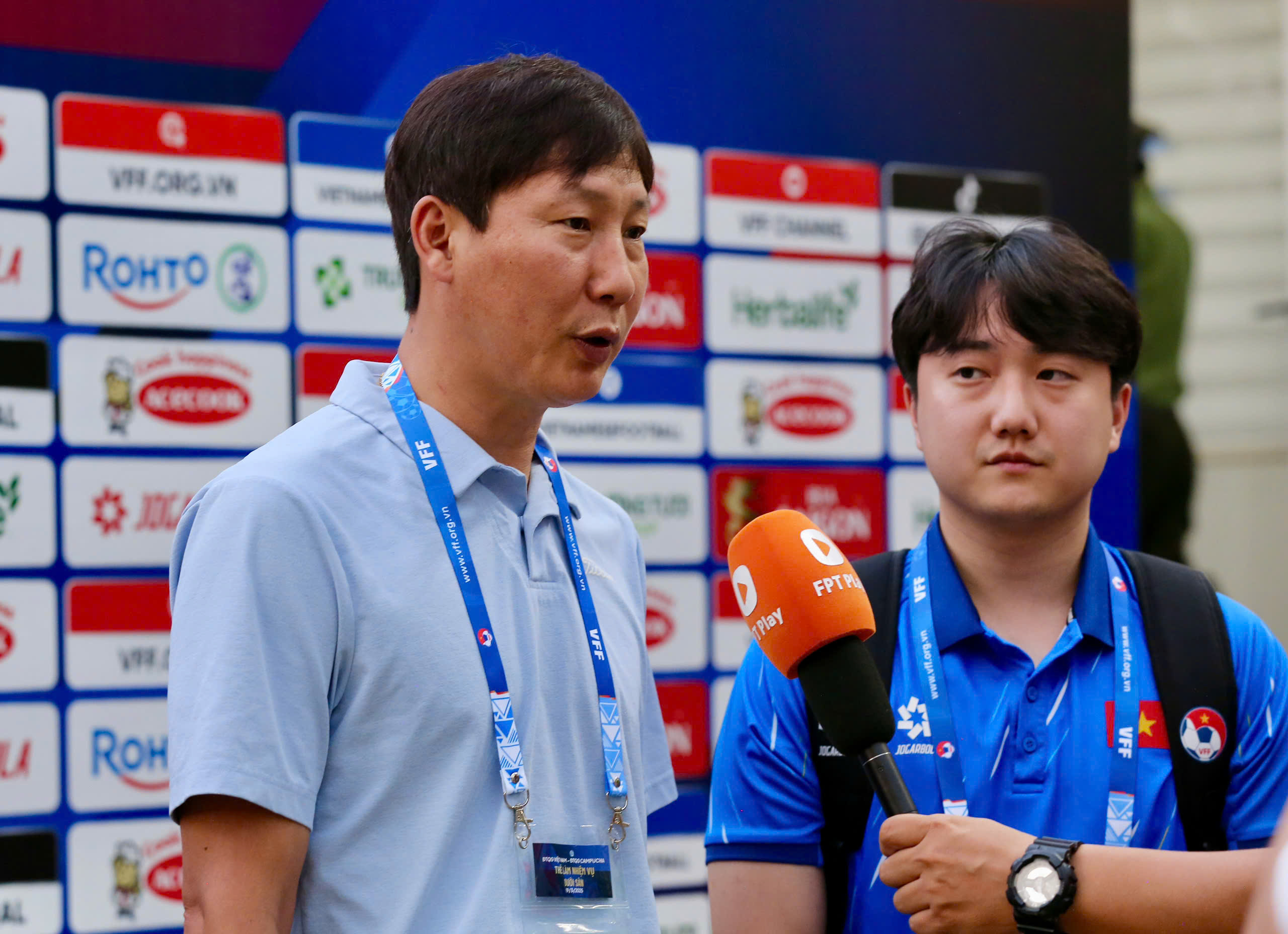 Khán giả Bình Dương "nhuộm màu" sân Gò Đậu, cổ vũ tuyển Việt Nam- Ảnh 6. Khán giả Bình Dương "nhuộm màu" sân Gò Đậu, cổ vũ tuyển Việt Nam- Ảnh 6.