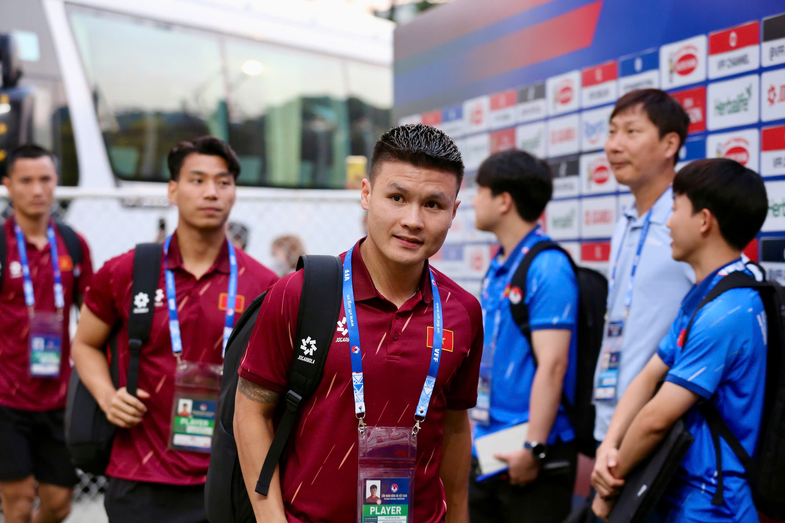 Khán giả Bình Dương "nhuộm màu" sân Gò Đậu, cổ vũ tuyển Việt Nam- Ảnh 7. Khán giả Bình Dương "nhuộm màu" sân Gò Đậu, cổ vũ tuyển Việt Nam- Ảnh 7.