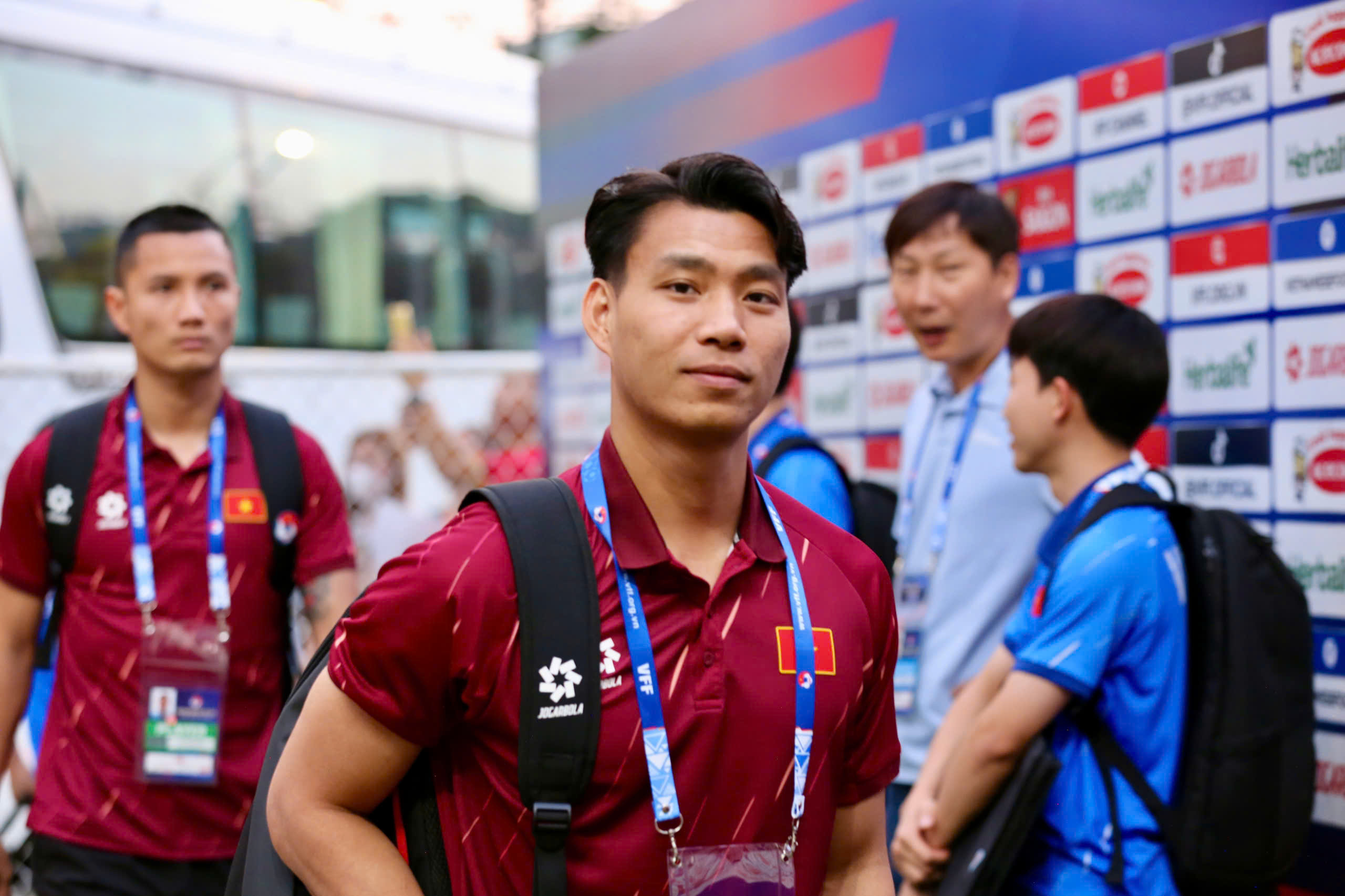 Khán giả Bình Dương "nhuộm màu" sân Gò Đậu, cổ vũ tuyển Việt Nam- Ảnh 19. Khán giả Bình Dương "nhuộm màu" sân Gò Đậu, cổ vũ tuyển Việt Nam- Ảnh 19.