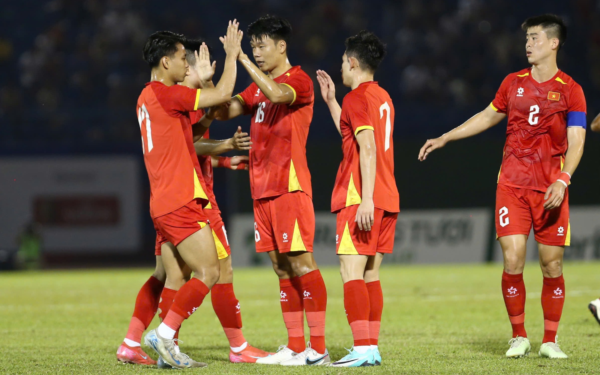 Tuyển Việt Nam thắng Campuchia 2-1: Hài lòng ở hàng công