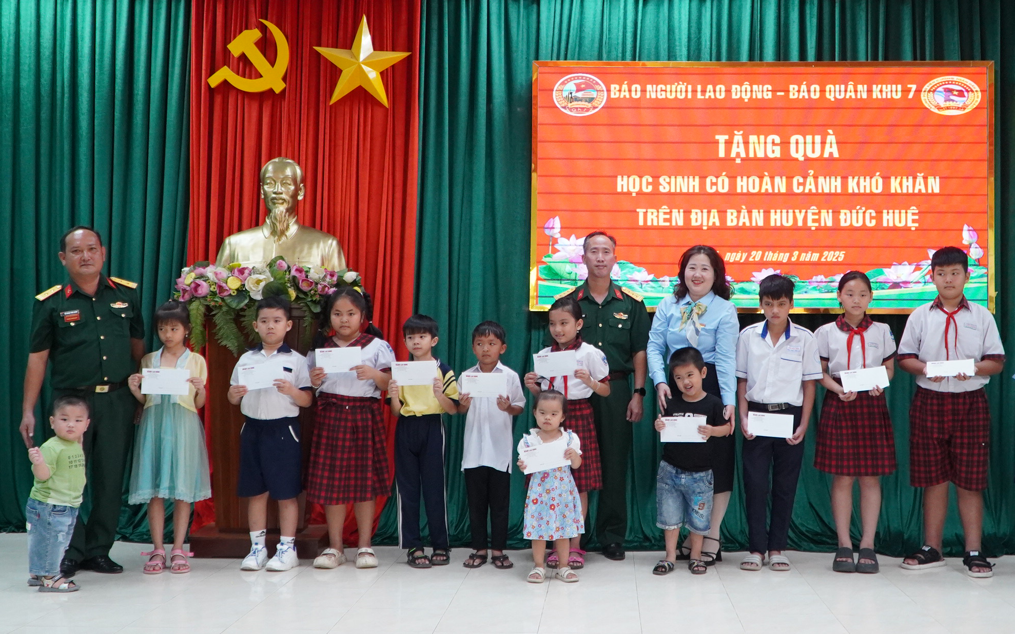 Báo Người Lao Động trao 2.000 lá cờ Tổ quốc ở Lâm Đồng - Ảnh 2.