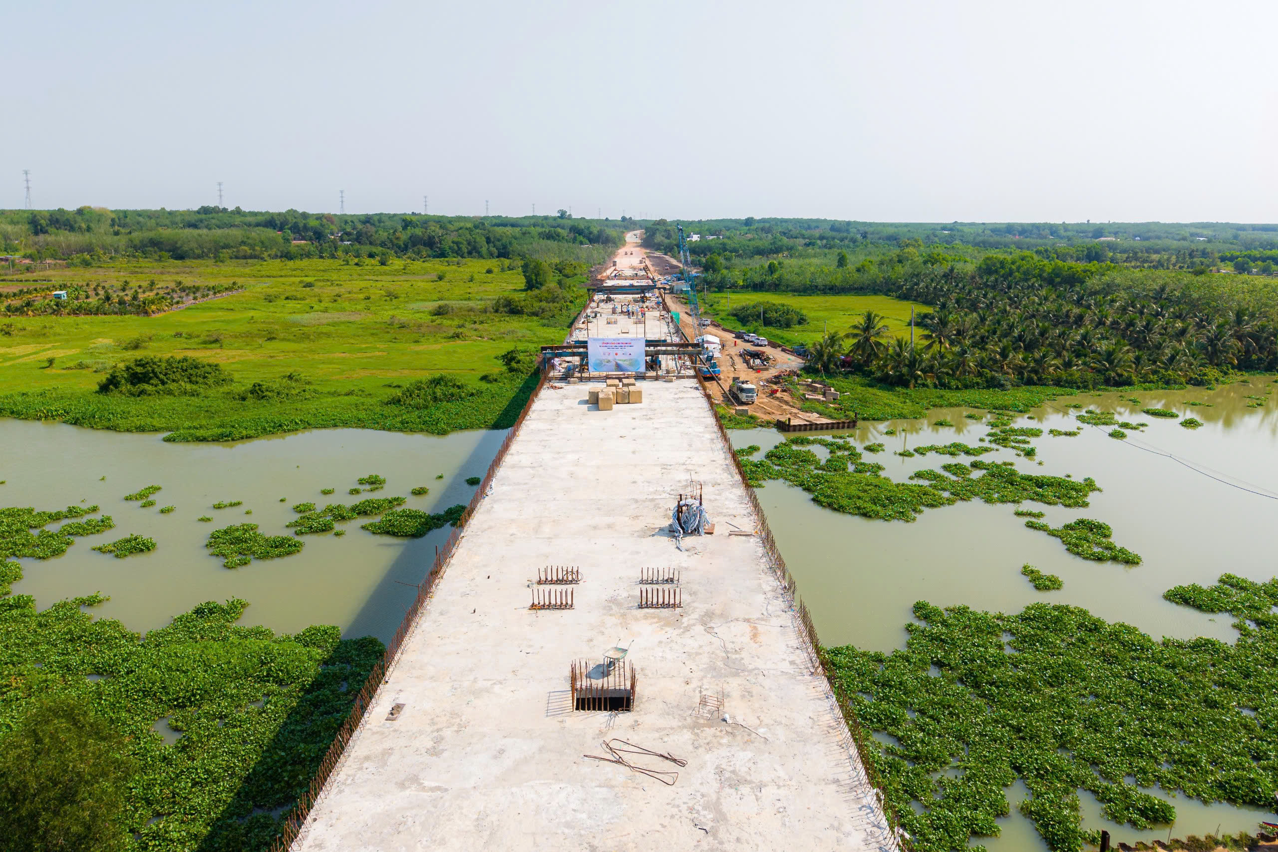 Hình ảnh hợp long cầu dài nhất trên đường Hồ Chí Minh- Ảnh 1. Hình ảnh hợp long cầu dài nhất trên đường Hồ Chí Minh- Ảnh 1.