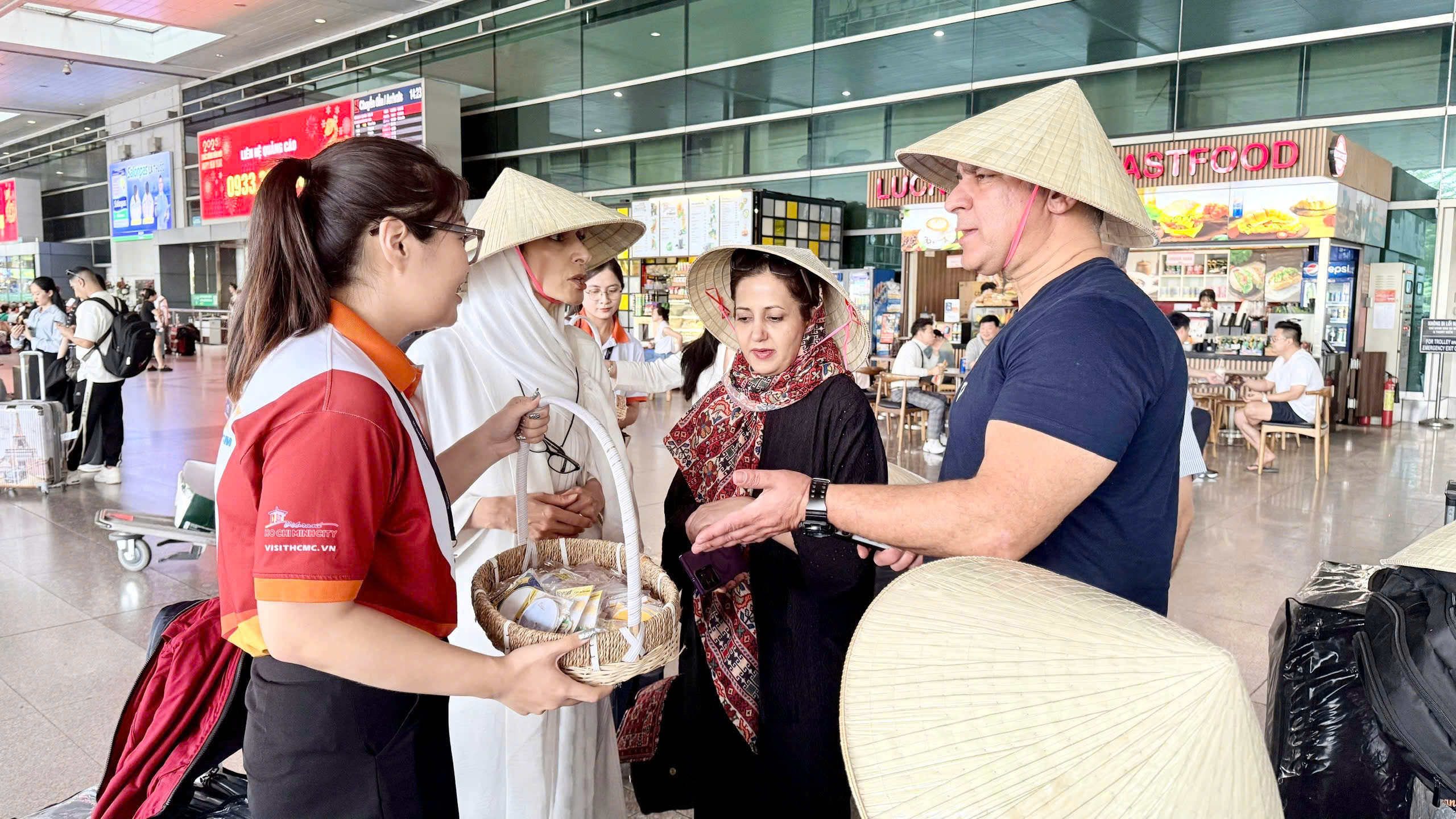 Cidade de Ho Chi Minh recebe convidados internacionais do Irã - Foto 1. TP HCM đón đoàn khách quốc tế từ Iran- Ảnh 1.