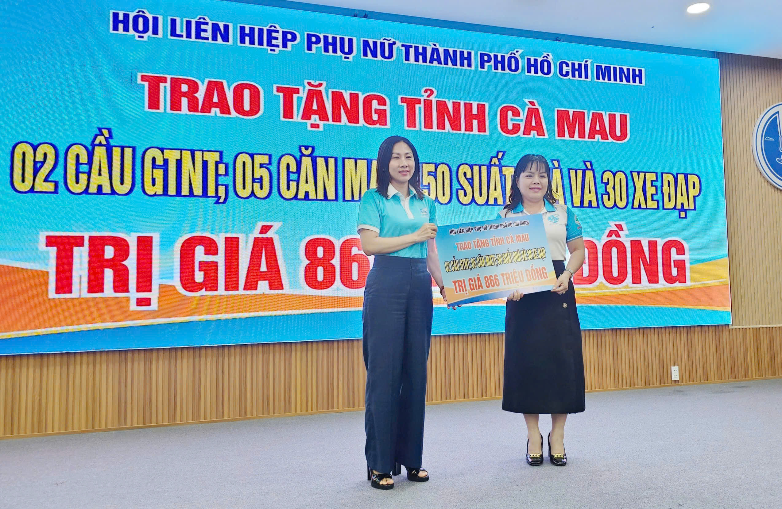 Báo Người Lao Động trao tặng cờ Tổ quốc và học bổng tại Cà Mau và Hậu Giang- Ảnh 18.