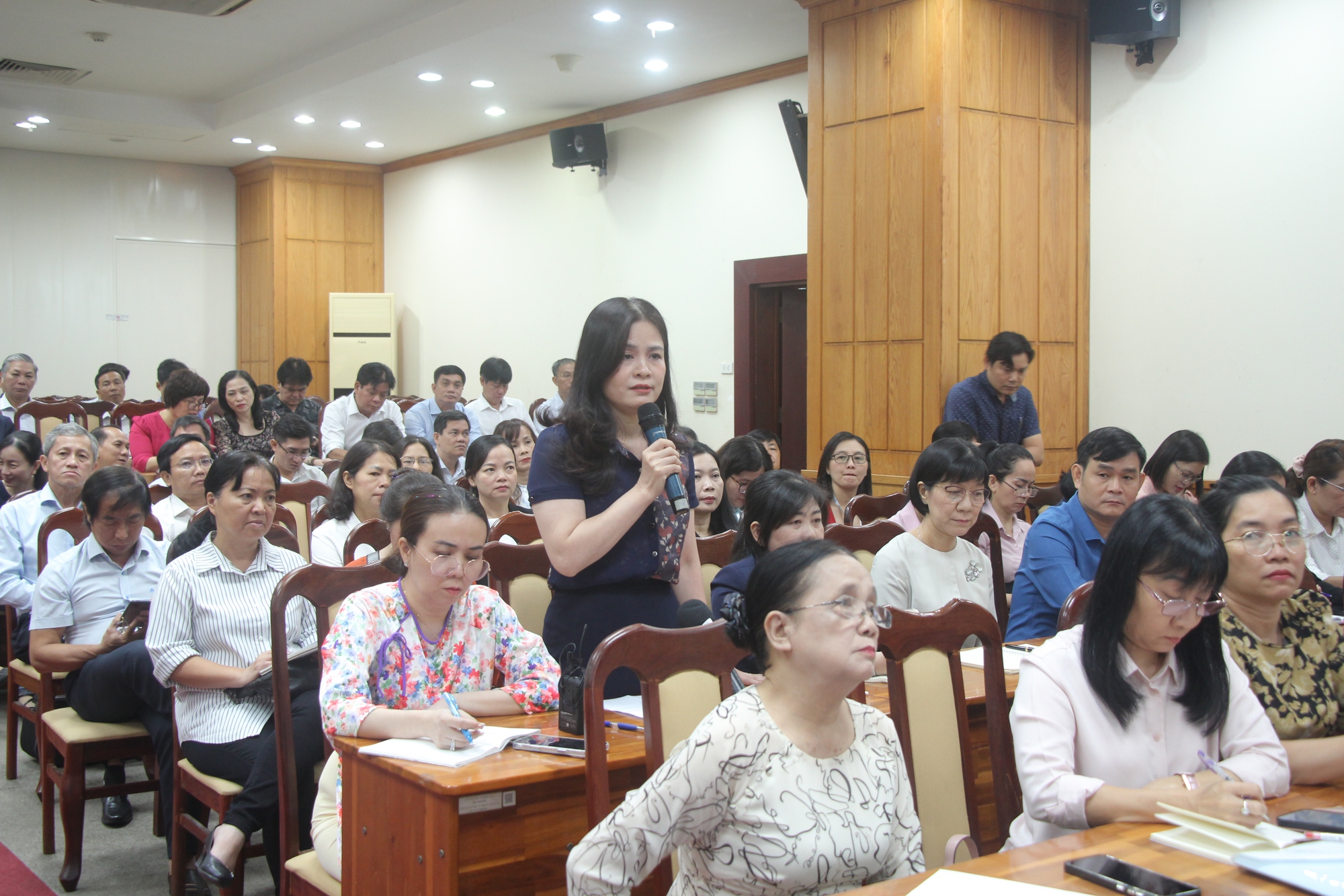 Inspekcja dodatkowego nauczania i uczenia się w Ho Chi Minh City: Jakie wnioski wyciągnęło Ministerstwo Edukacji i Szkolenia? - Zdjęcie 3. Kiểm tra dạy thêm, học thêm tại TP HCM: Bộ GD-ĐT kết luận gì?- Ảnh 3.