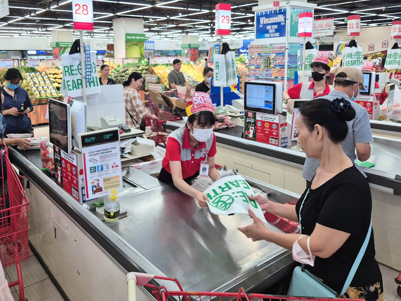 LOTTE Mart khuyến khích khách hàng giảm thiểu túi nilon- Ảnh 1.