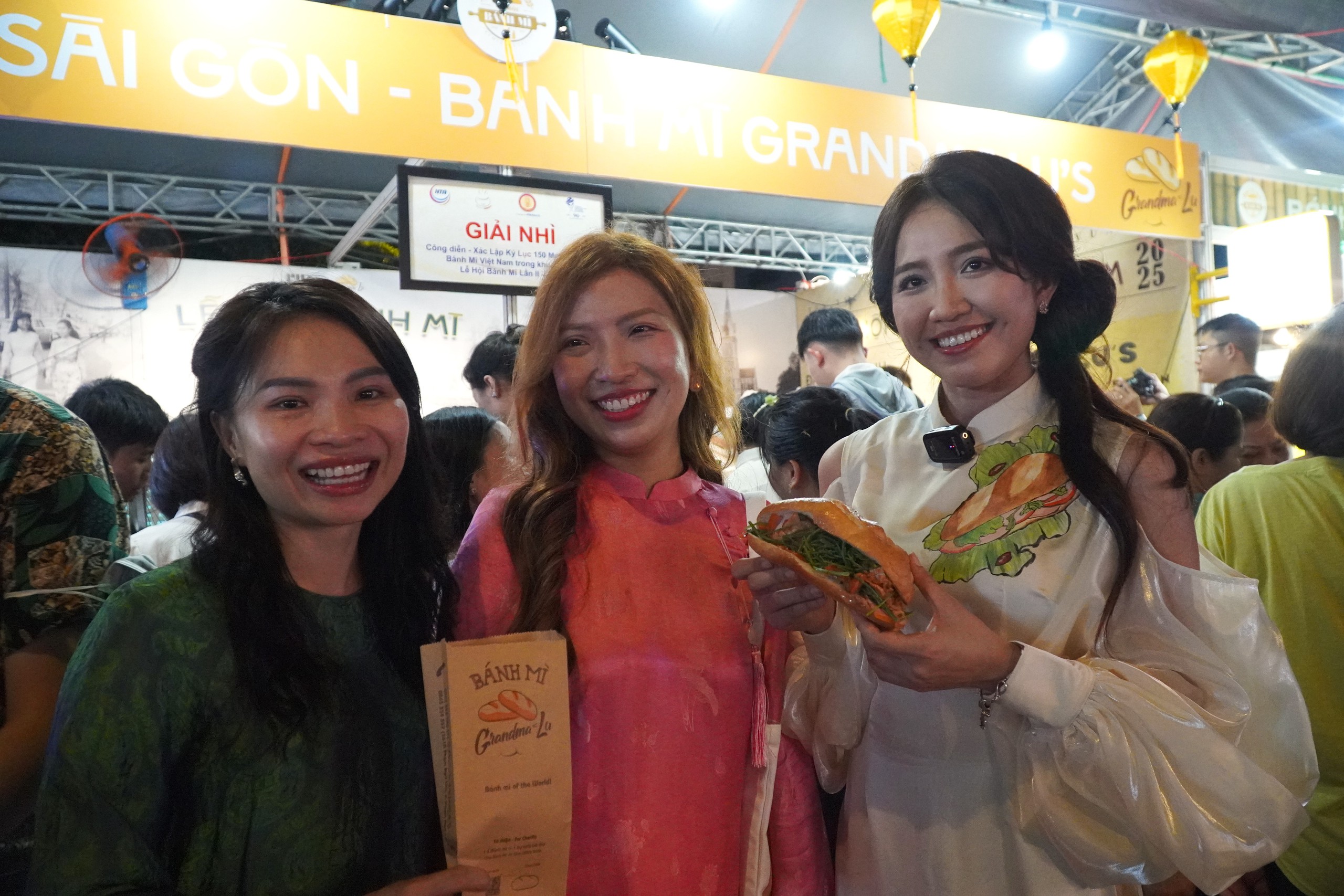วิดีโอ: ฝูงชนกำลังซื้อขนมปังในนครโฮจิมินห์ - ภาพที่ 4 VIDEO: Chen nhau mua bánh mì tại TP HCM- Ảnh 4.