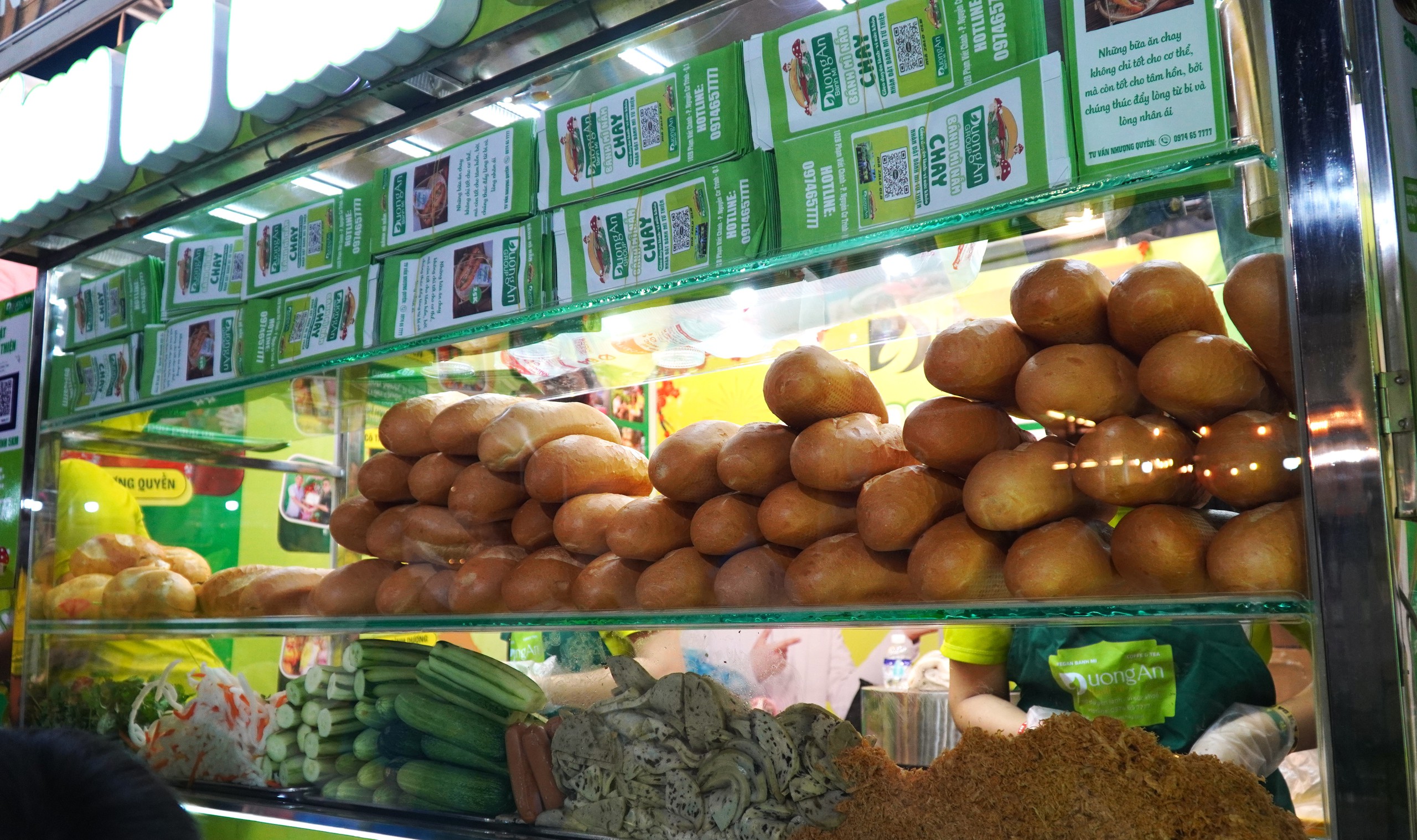 วิดีโอ: ฝูงชนกำลังซื้อขนมปังในนครโฮจิมินห์ - ภาพที่ 13 VIDEO: Chen nhau mua bánh mì tại TP HCM- Ảnh 13.