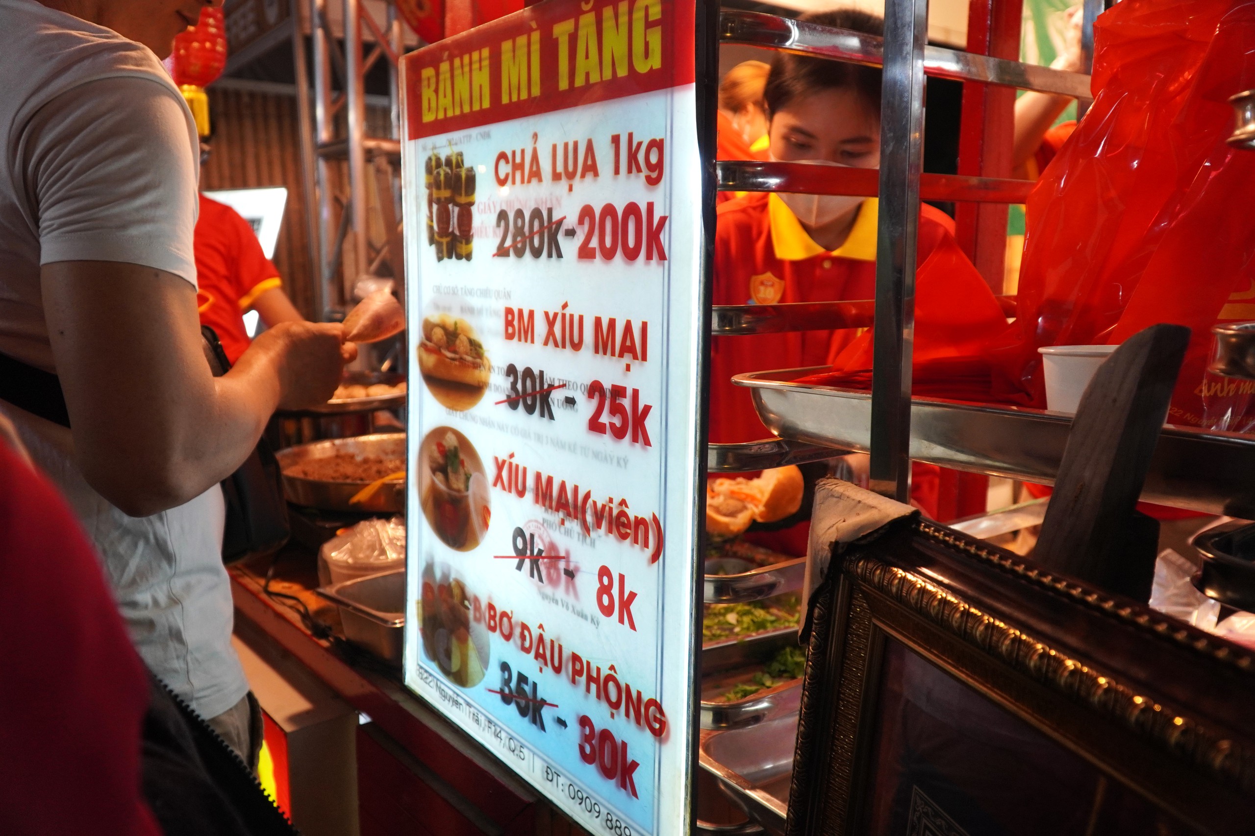 วิดีโอ: ฝูงชนกำลังซื้อขนมปังในนครโฮจิมินห์ - ภาพที่ 8 VIDEO: Chen nhau mua bánh mì tại TP HCM- Ảnh 8.