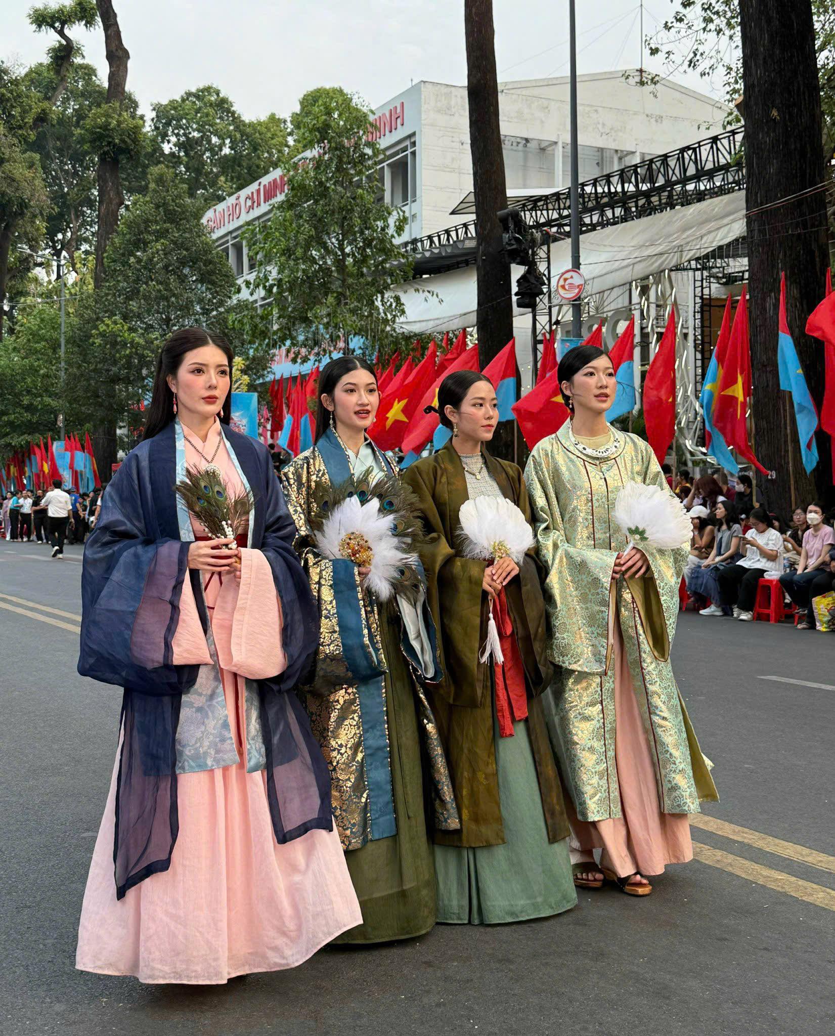 Χιλιάδες νέοι παρουσιάζουν βιετναμέζικες στολές στο φεστιβάλ «Πράσινα μαλλιά και Ao Dai» - Φωτογραφία 5. Hàng nghìn bạn trẻ đồng diễn Việt phục trong ngày hội