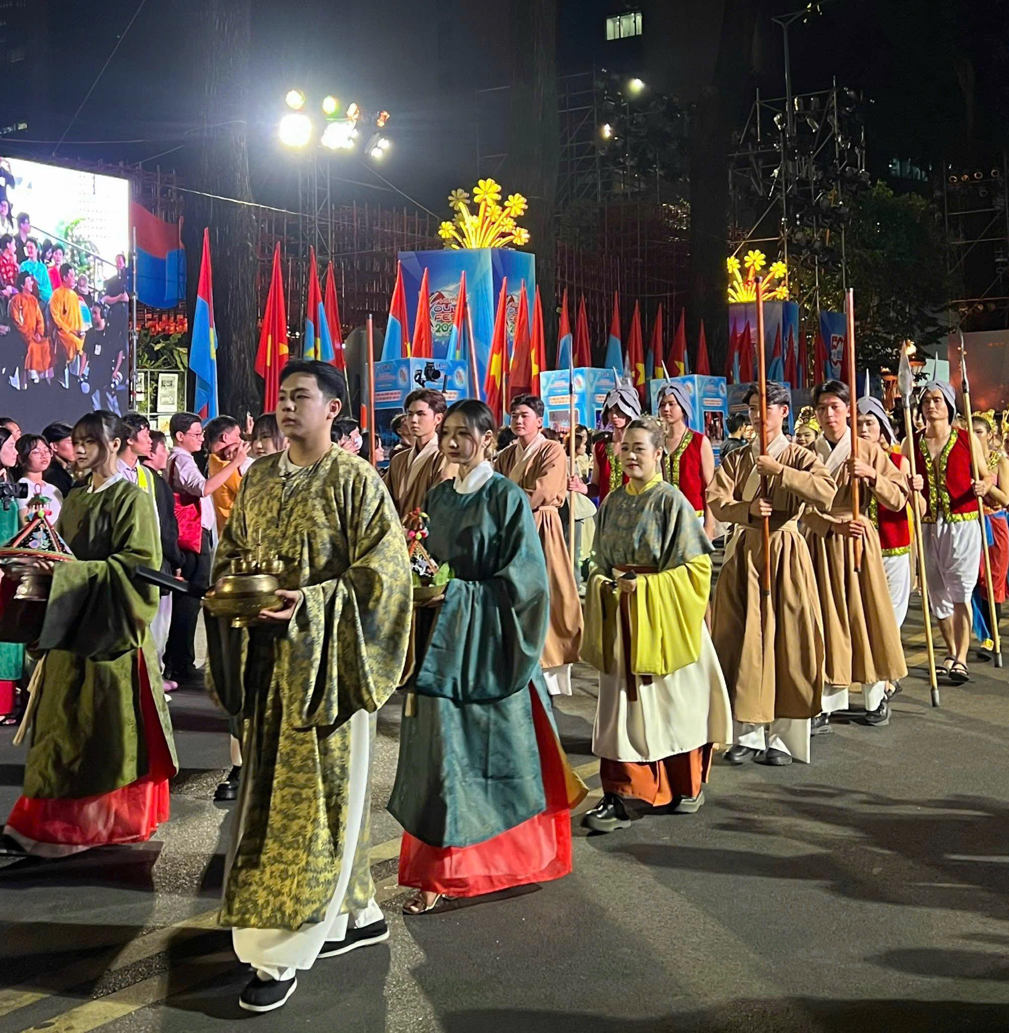 Χιλιάδες νέοι παρουσιάζουν βιετναμέζικες στολές στο φεστιβάλ «Πράσινα μαλλιά και Ao Dai» - Φωτογραφία 2. Hàng nghìn bạn trẻ đồng diễn Việt phục trong ngày hội