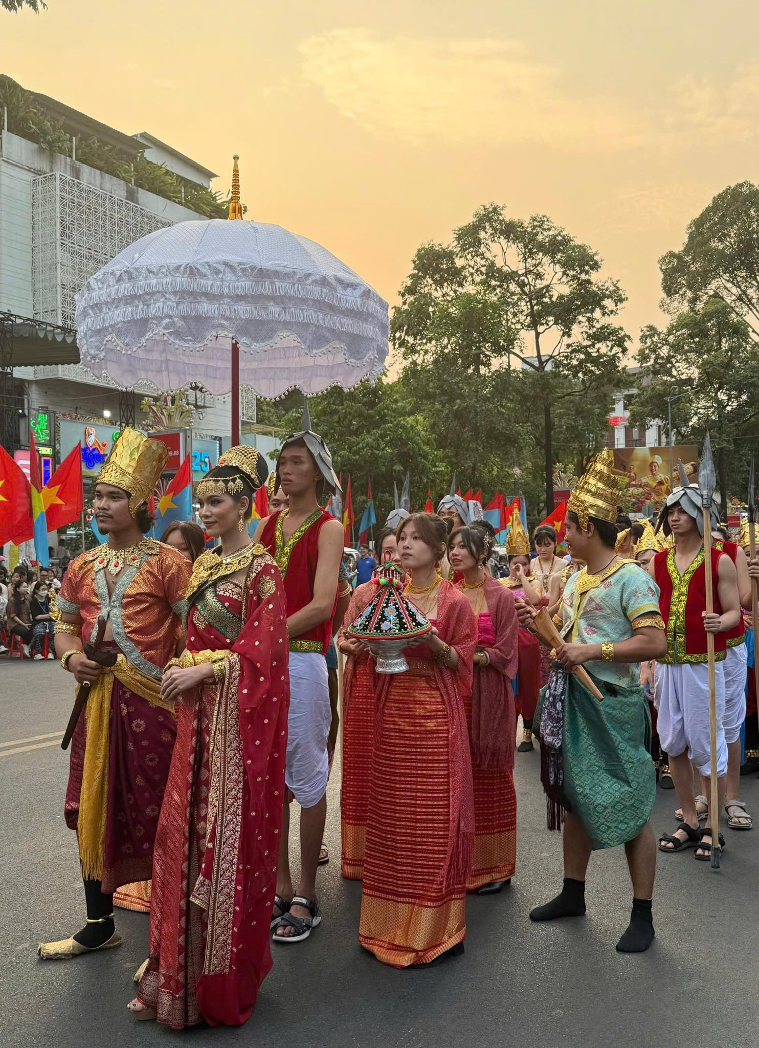 Χιλιάδες νέοι παρουσιάζουν βιετναμέζικες στολές στο φεστιβάλ «Πράσινα μαλλιά και Ao Dai» - Φωτογραφία 4. Hàng nghìn bạn trẻ đồng diễn Việt phục trong ngày hội