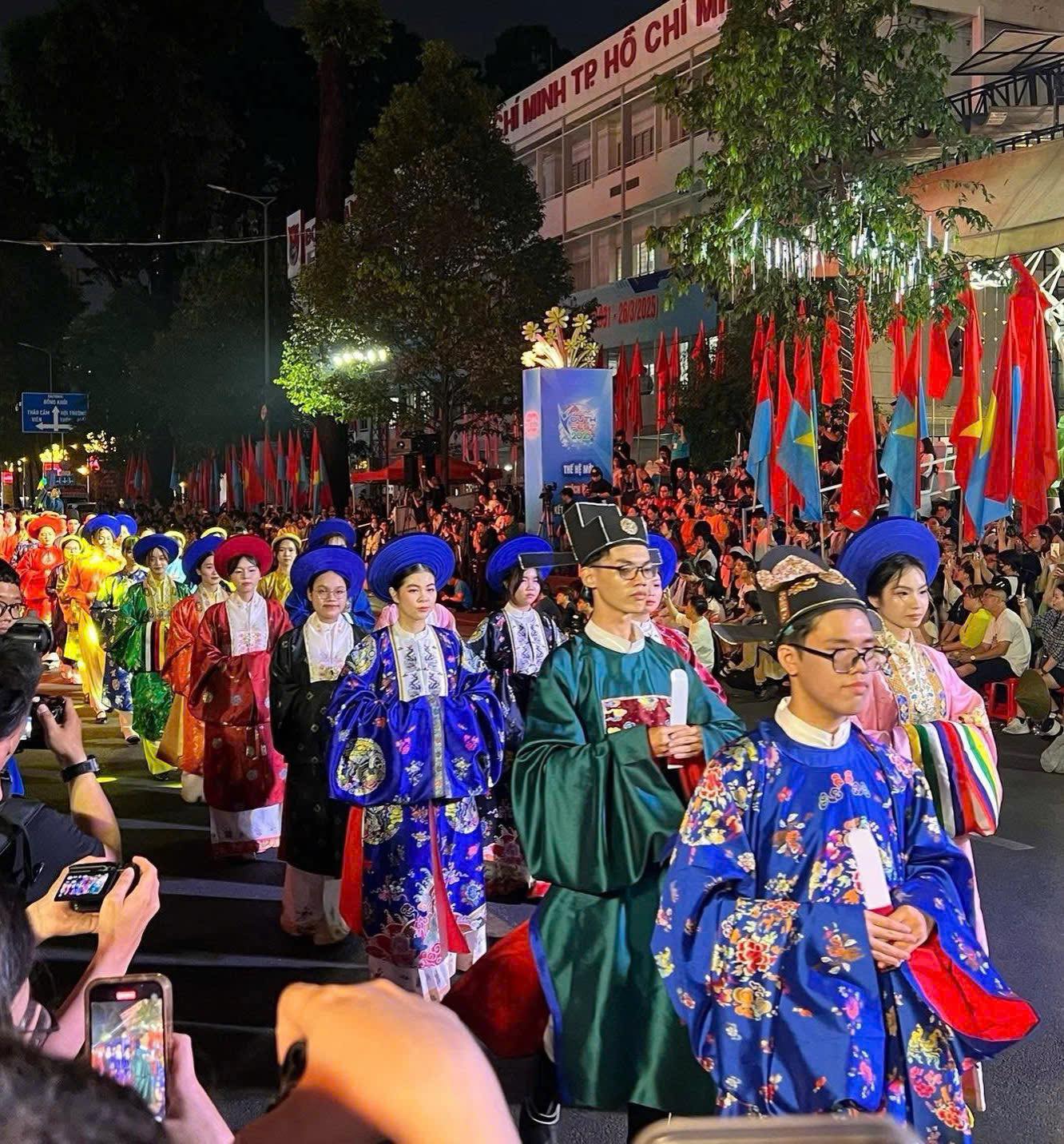 Χιλιάδες νέοι παρουσιάζουν βιετναμέζικες στολές στο φεστιβάλ «Πράσινα μαλλιά και Ao Dai» - Φωτογραφία 1. Hàng nghìn bạn trẻ đồng diễn Việt phục trong ngày hội