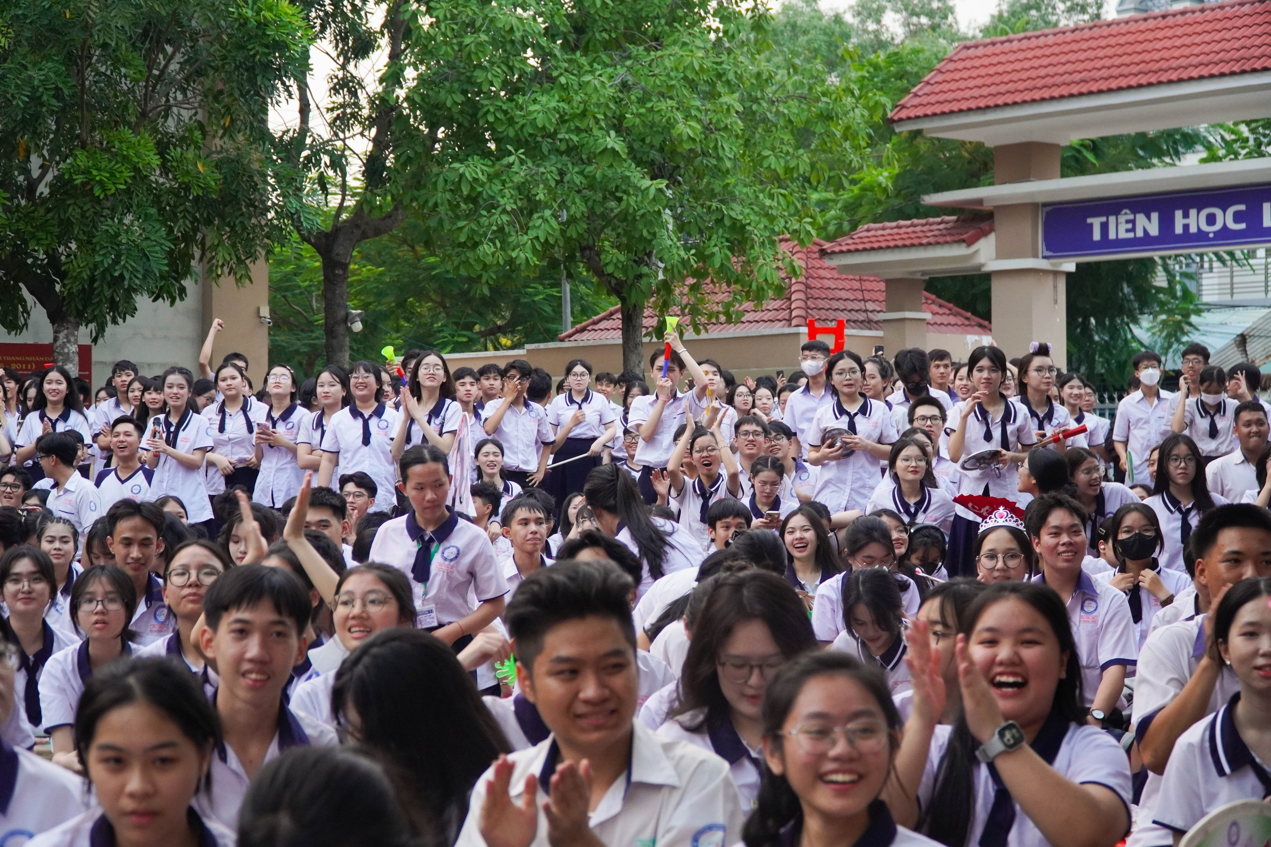 Không cần đi concert, học sinh TP HCM "cháy" hết mình ngay tại trường- Ảnh 1.