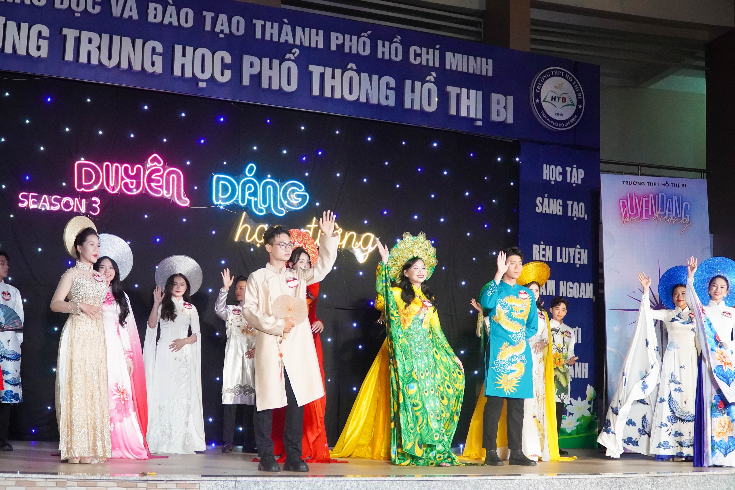 Không cần đi concert, học sinh TP HCM "cháy" hết mình ngay tại trường- Ảnh 17.