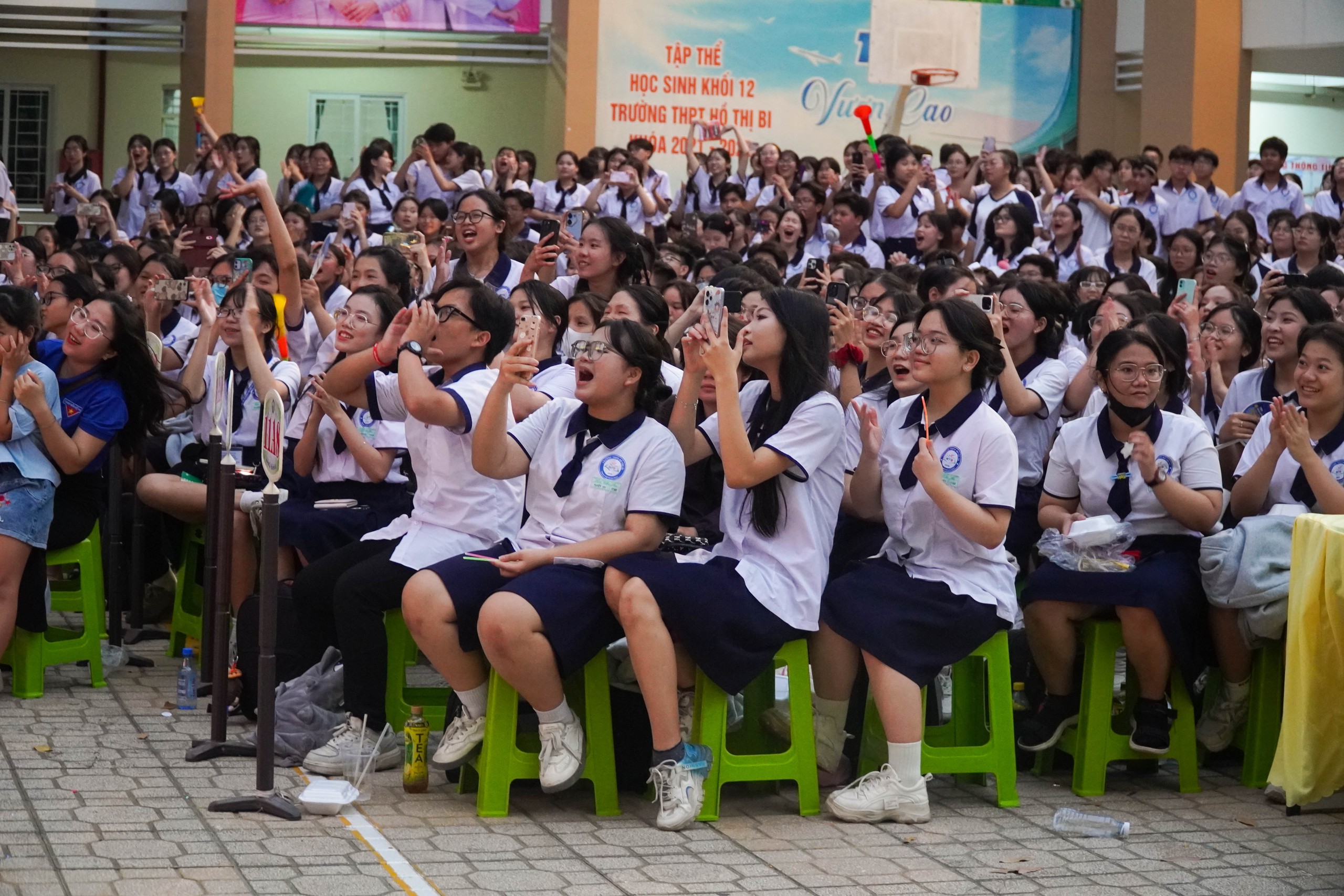 Không cần đi concert, học sinh TP HCM "cháy" hết mình ngay tại trường- Ảnh 9.