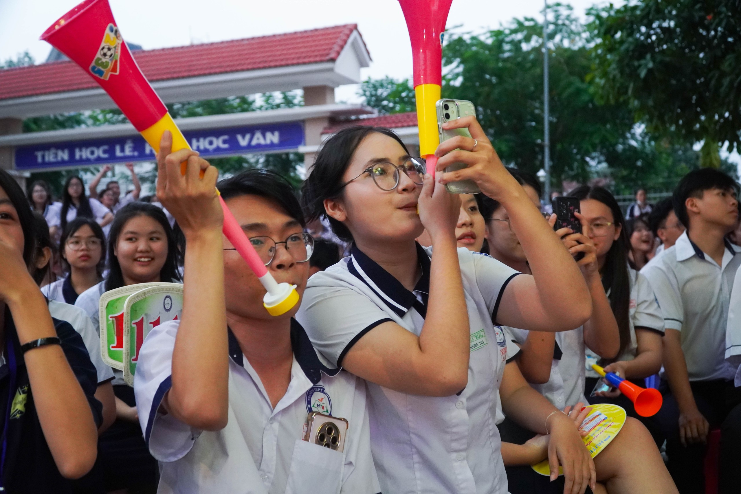 Không cần đi concert, học sinh TP HCM "cháy" hết mình ngay tại trường- Ảnh 2.