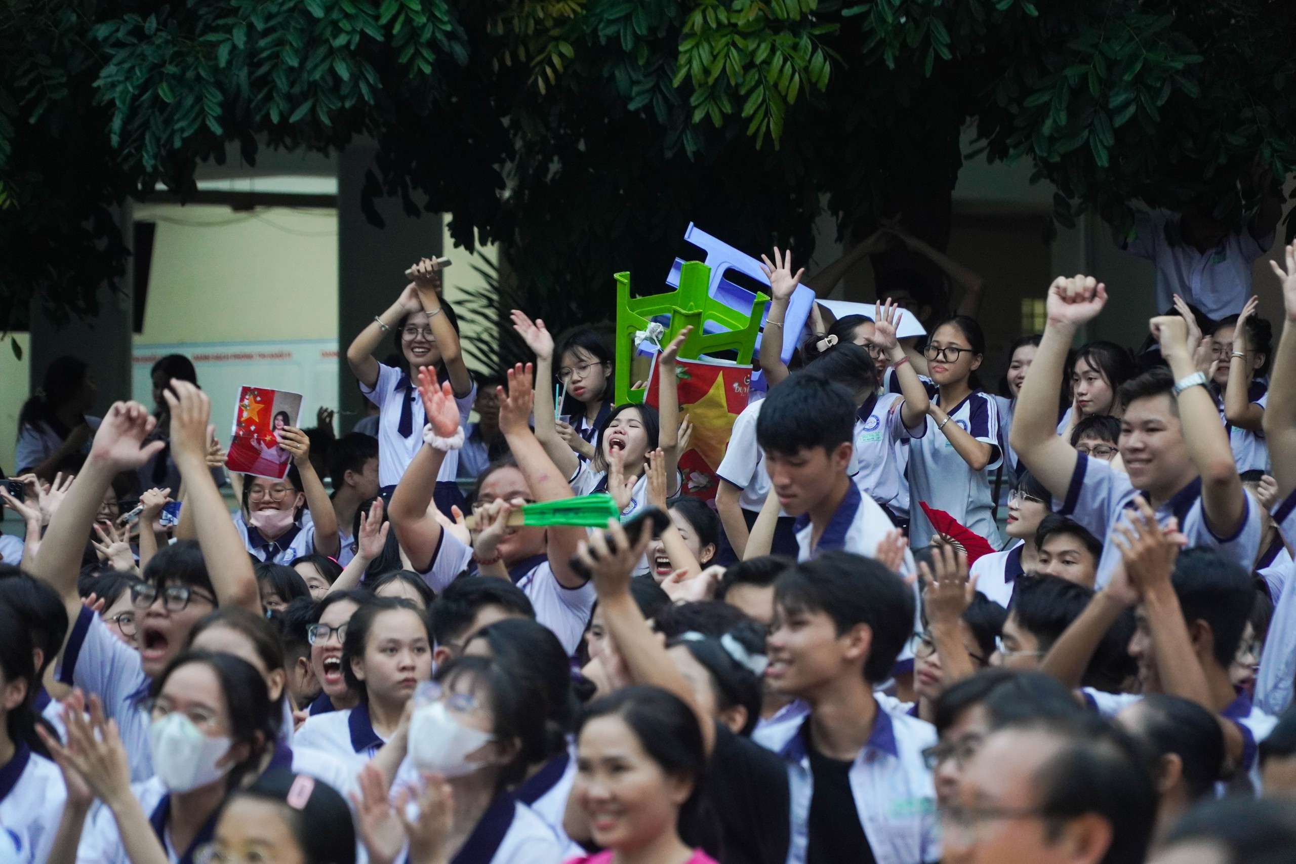 Không cần đi concert, học sinh TP HCM "cháy" hết mình ngay tại trường- Ảnh 7.