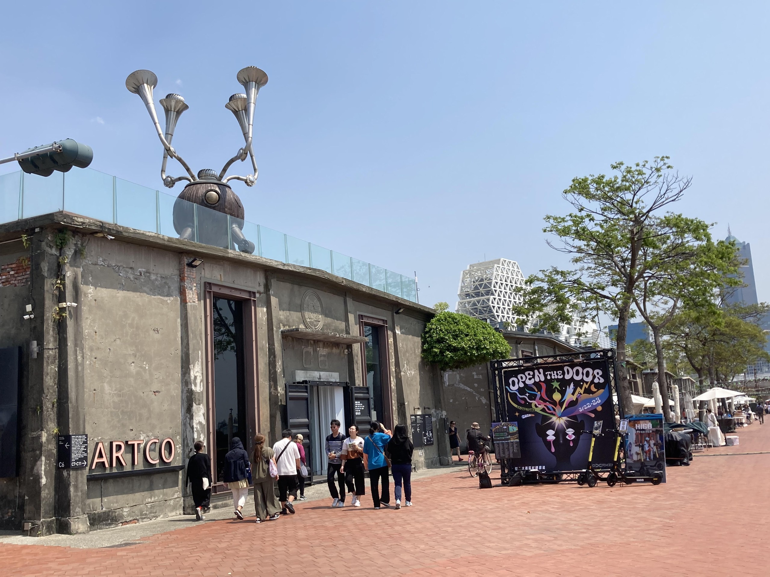 លក្ខណៈខ្លះៗនៃជីវិតនៅកៅស៊ុង - រូបថត ២. Vài nét về cuộc sống ở Cao Hùng- Ảnh 2.