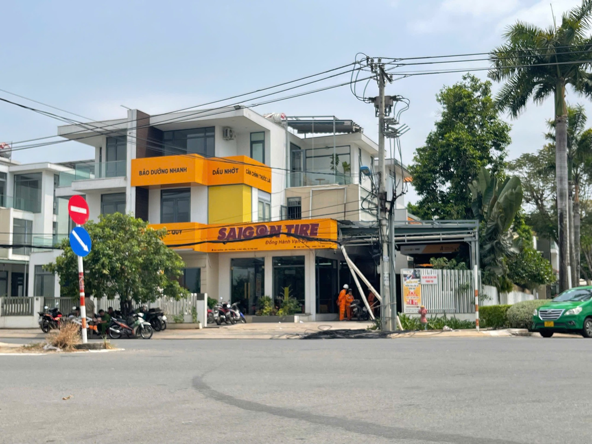 Seorang pekerja parah terkena renjatan elektrik di Thu Duc City - Foto 1. Một công nhân bị điện giật nguy kịch ở TP Thủ Đức- Ảnh 1.