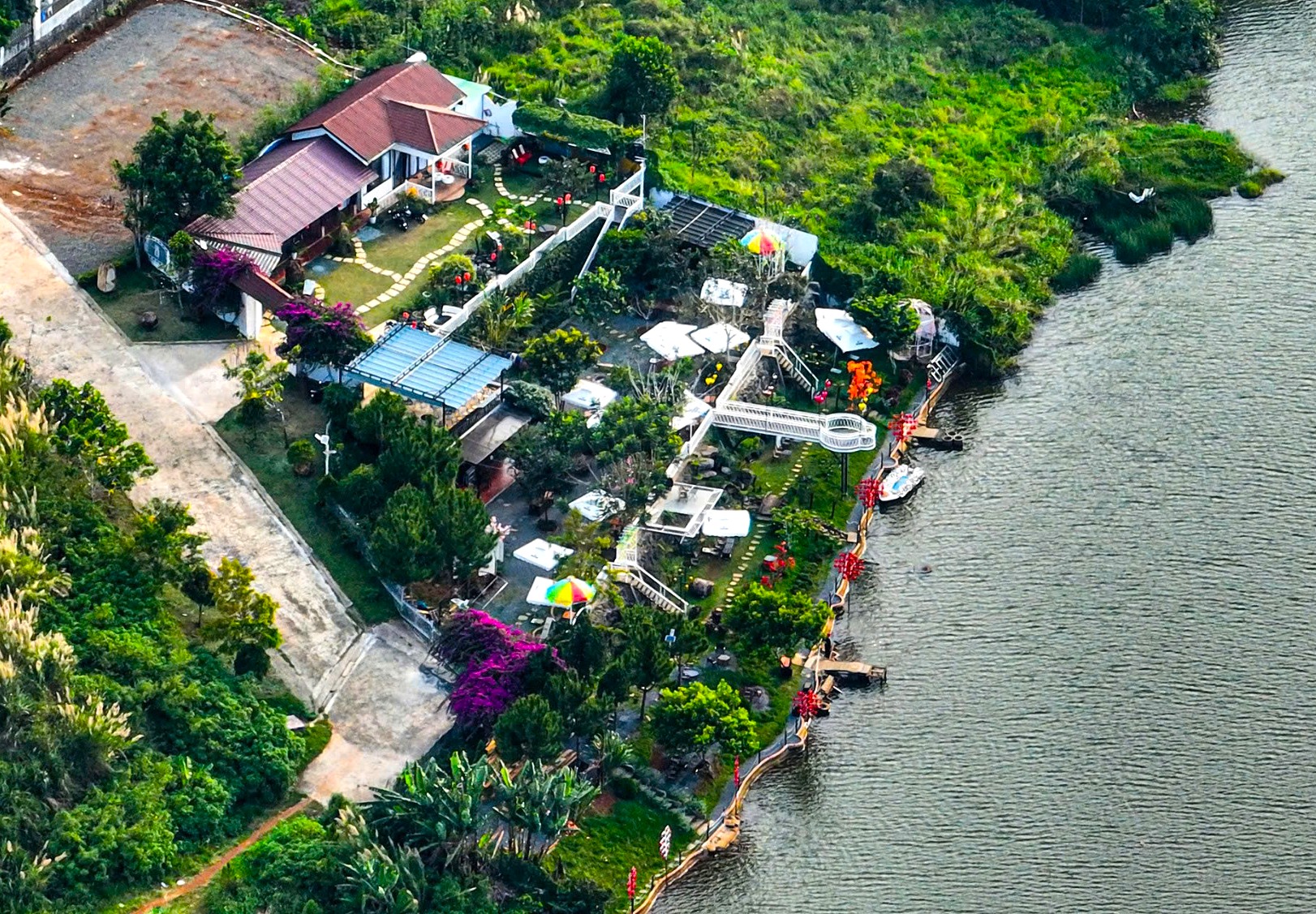 Lâm Đồng: Quán cà phê "khủng" lấn chiếm hồ Nam Phương- Ảnh 1. Lâm Đồng: Quán cà phê "khủng" lấn chiếm hồ Nam Phương- Ảnh 1.