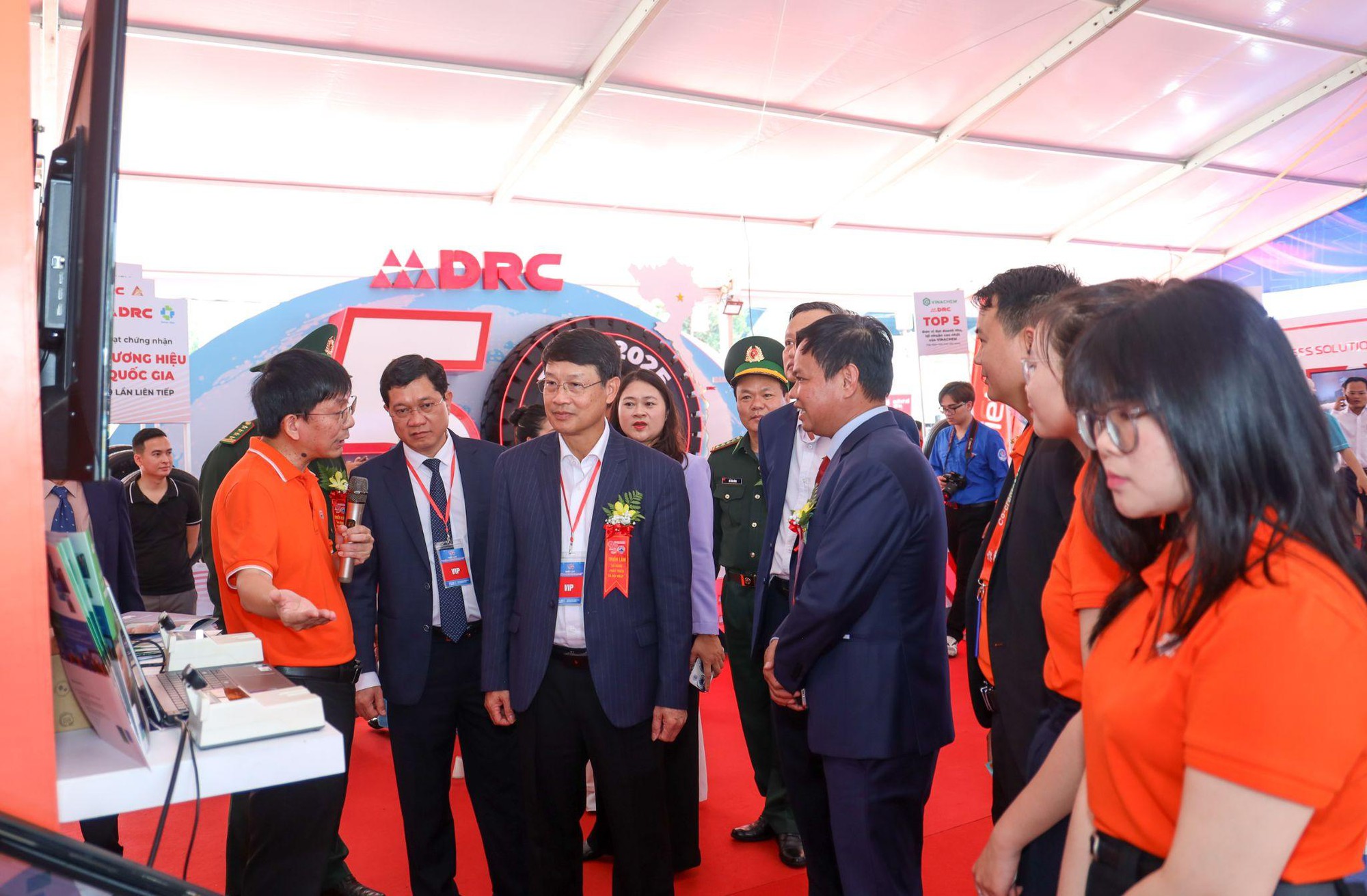 FPT trưng bày gian hàng “Đột phá công nghệ - Thu hút nhân tài” tại Đà Nẵng - Ảnh 2. FPT trưng bày gian hàng “Đột phá công nghệ - Thu hút nhân tài” tại Đà Nẵng - Ảnh 2.