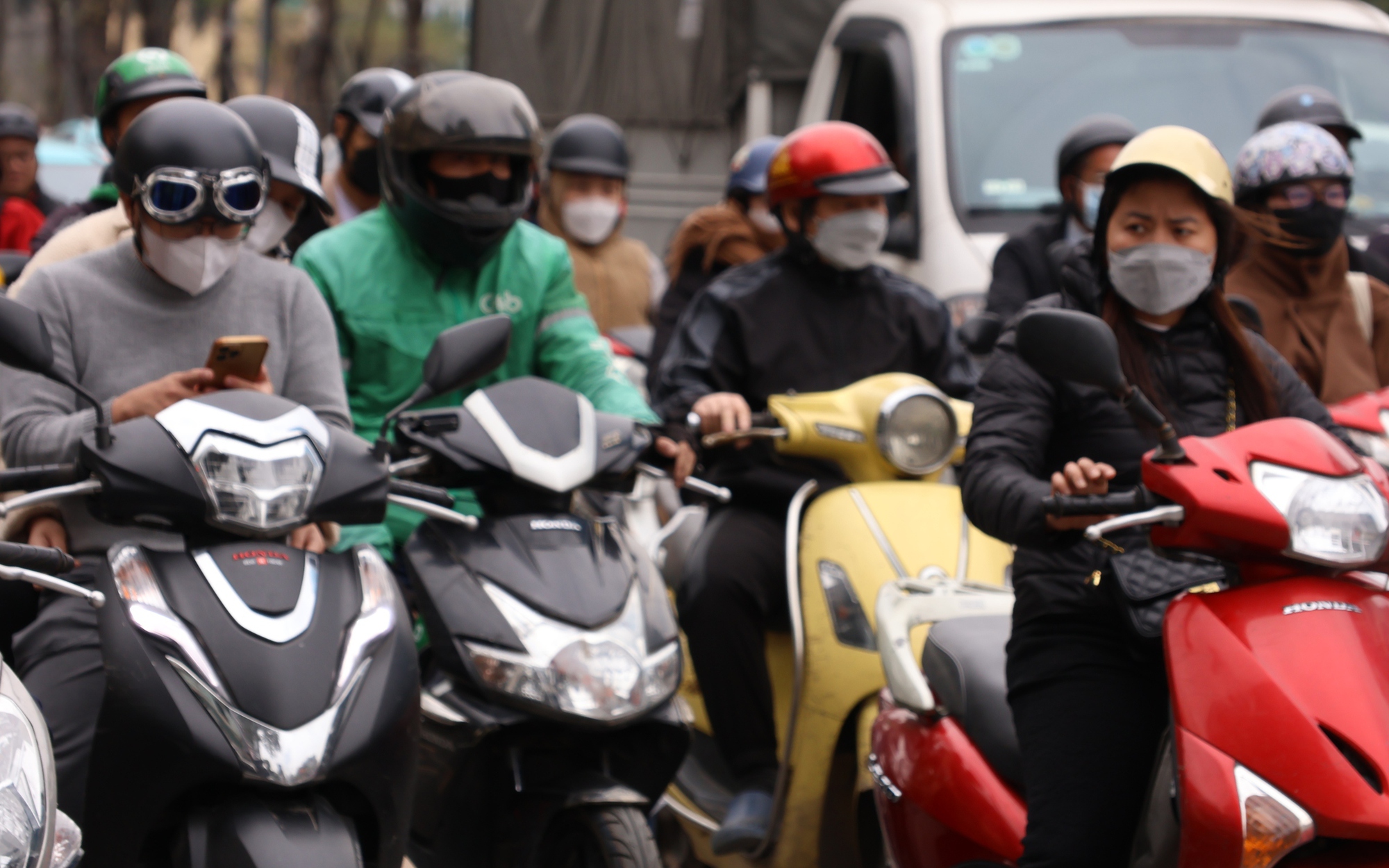 Miền Bắc nồm ẩm bất thường và tác động đến đời sống hàng ngày - Ảnh 2. Miền Bắc nồm ẩm bất thường và tác động đến đời sống hàng ngày - Ảnh 2.