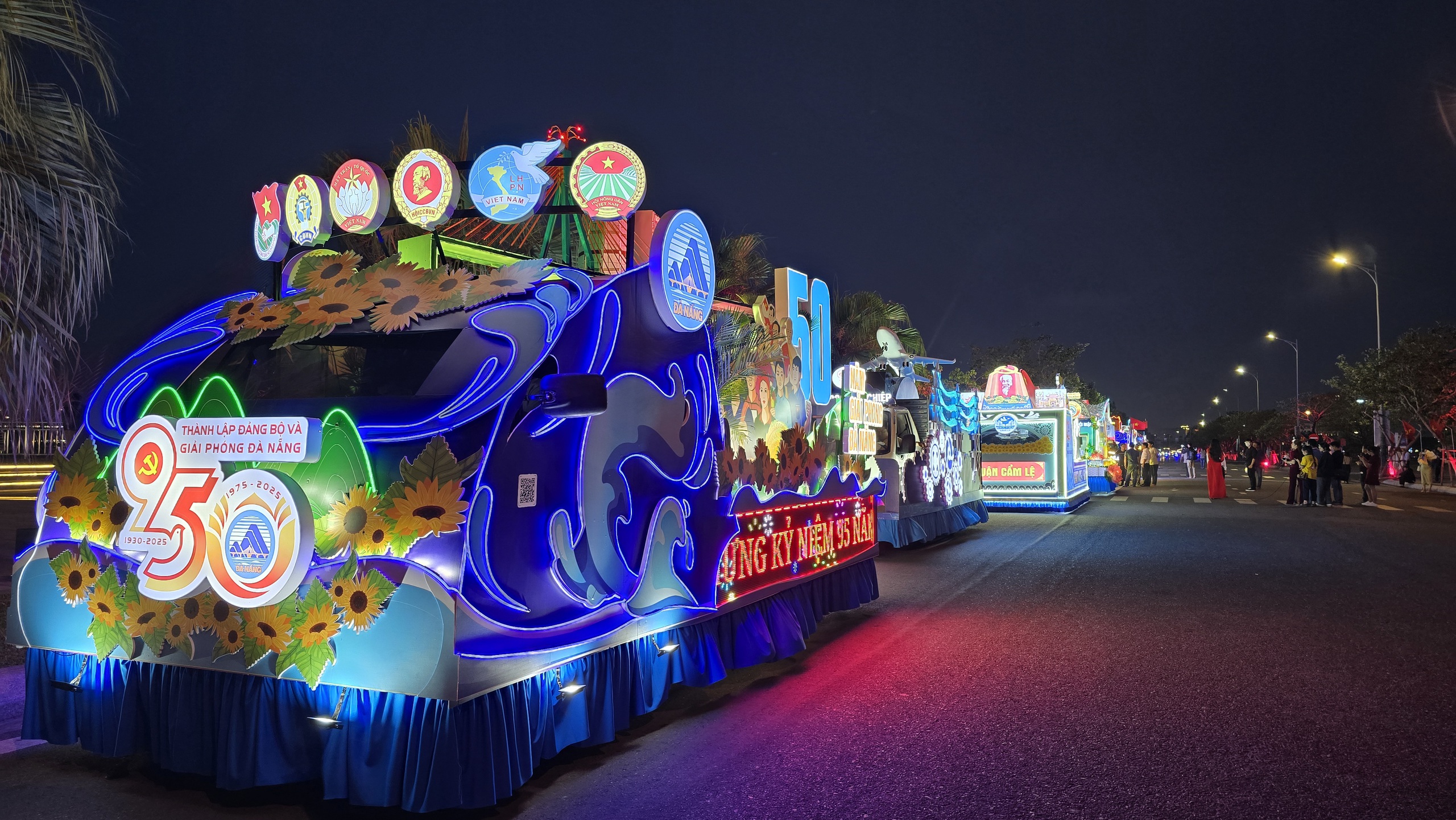 CLIP: Han River shines brightly with 20 flower boats - Photo 11. CLIP: Sông Hàn rực sáng với 20 thuyền hoa- Ảnh 11.