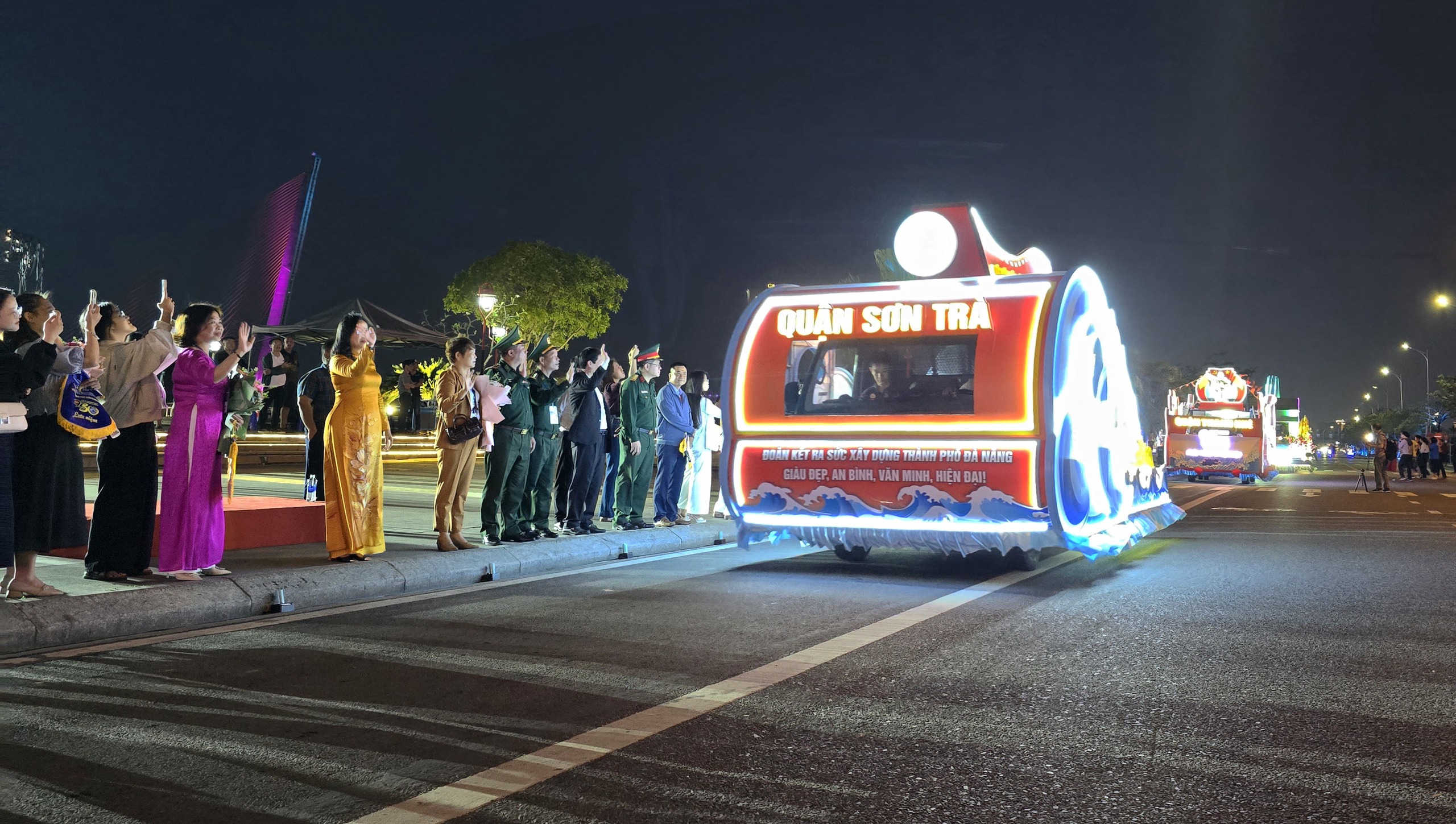 CLIP: Han River shines brightly with 20 flower boats - Photo 10. CLIP: Sông Hàn rực sáng với 20 thuyền hoa- Ảnh 10.