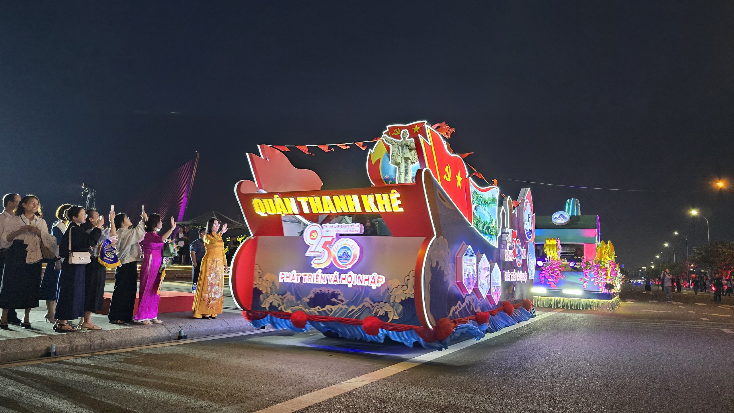 CLIP: Han River shines brightly with 20 flower boats - Photo 8. CLIP: Sông Hàn rực sáng với 20 thuyền hoa- Ảnh 8.