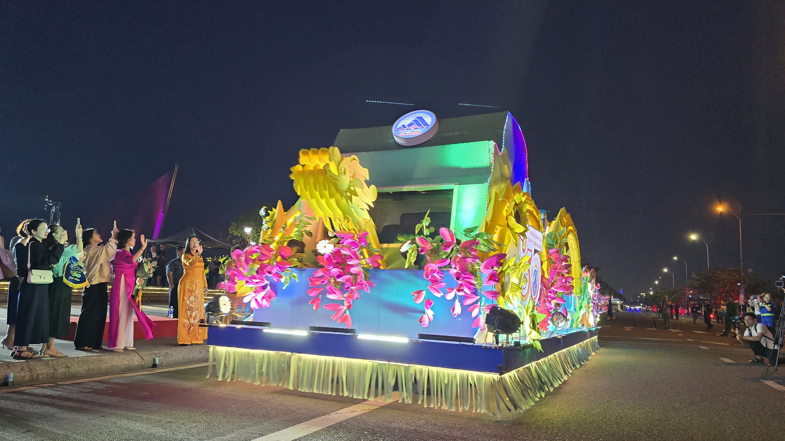 CLIP: Han River shines brightly with 20 flower boats - Photo 7. CLIP: Sông Hàn rực sáng với 20 thuyền hoa- Ảnh 7.