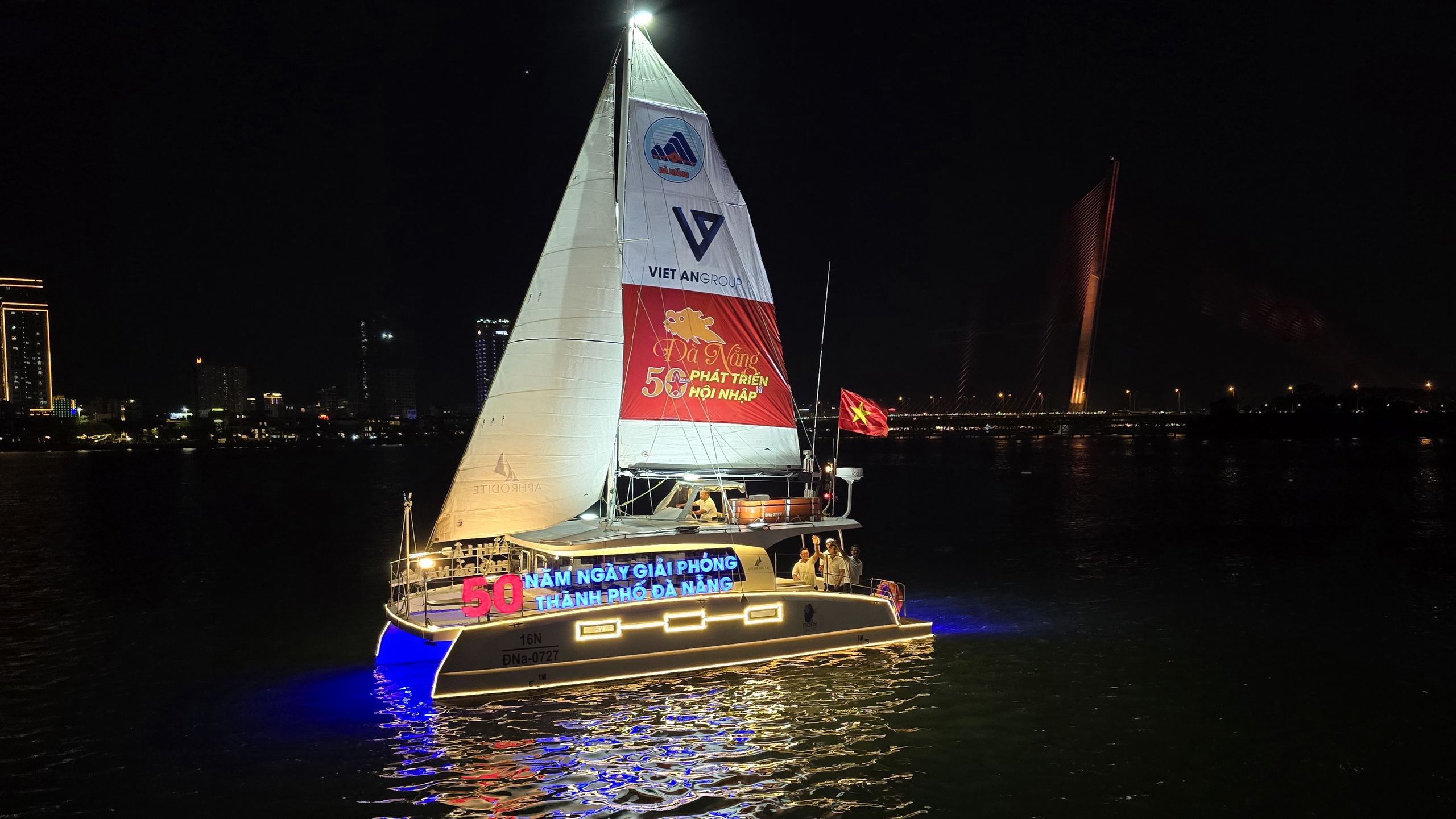 CLIP: Han River shines brightly with 20 flower boats - Photo 5. CLIP: Sông Hàn rực sáng với 20 thuyền hoa- Ảnh 5.