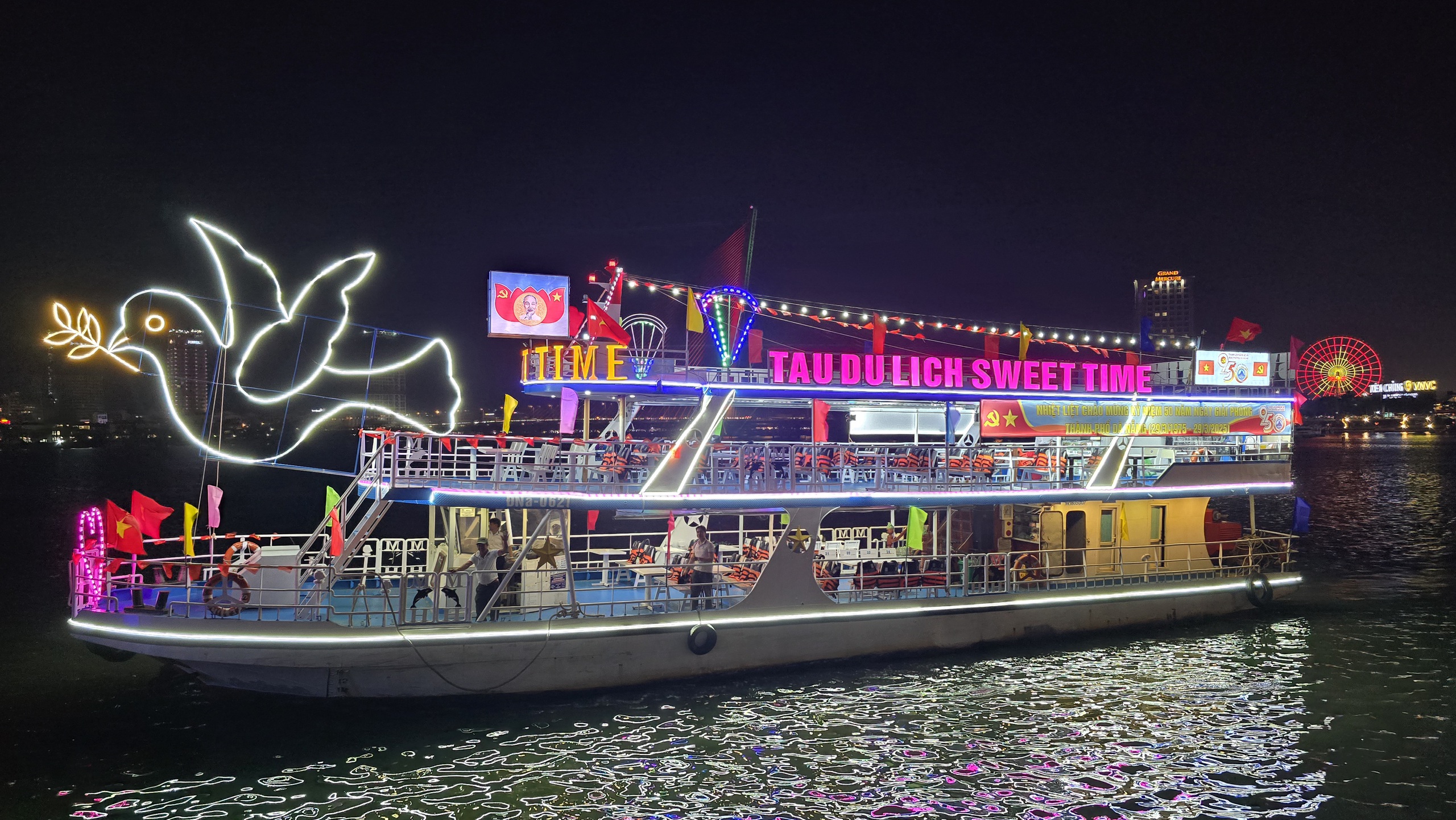 CLIP: Han River shines brightly with 20 flower boats - Photo 4. CLIP: Sông Hàn rực sáng với 20 thuyền hoa- Ảnh 4.
