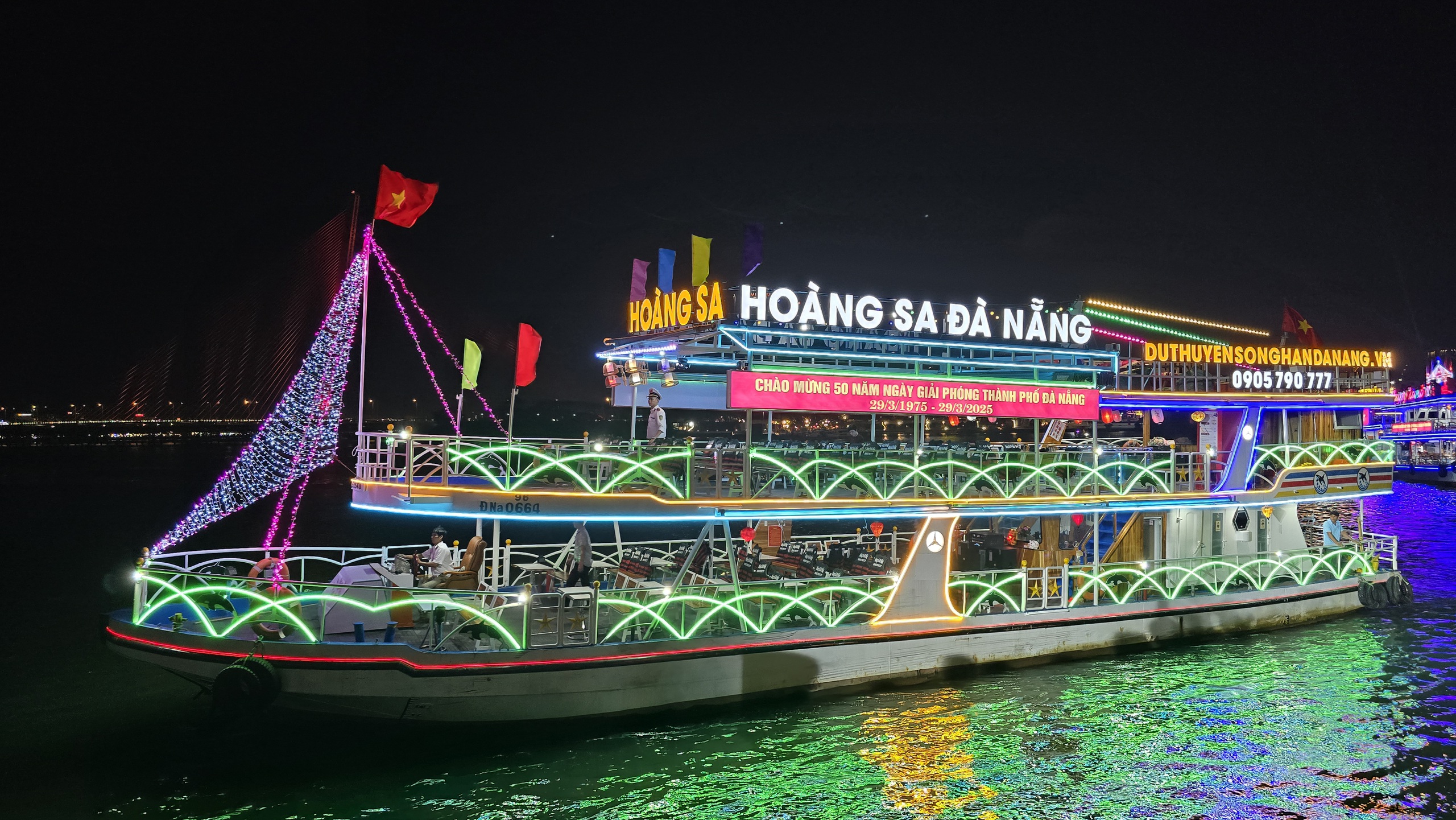 CLIP: Han River shines brightly with 20 flower boats - Photo 3. CLIP: Sông Hàn rực sáng với 20 thuyền hoa- Ảnh 3.