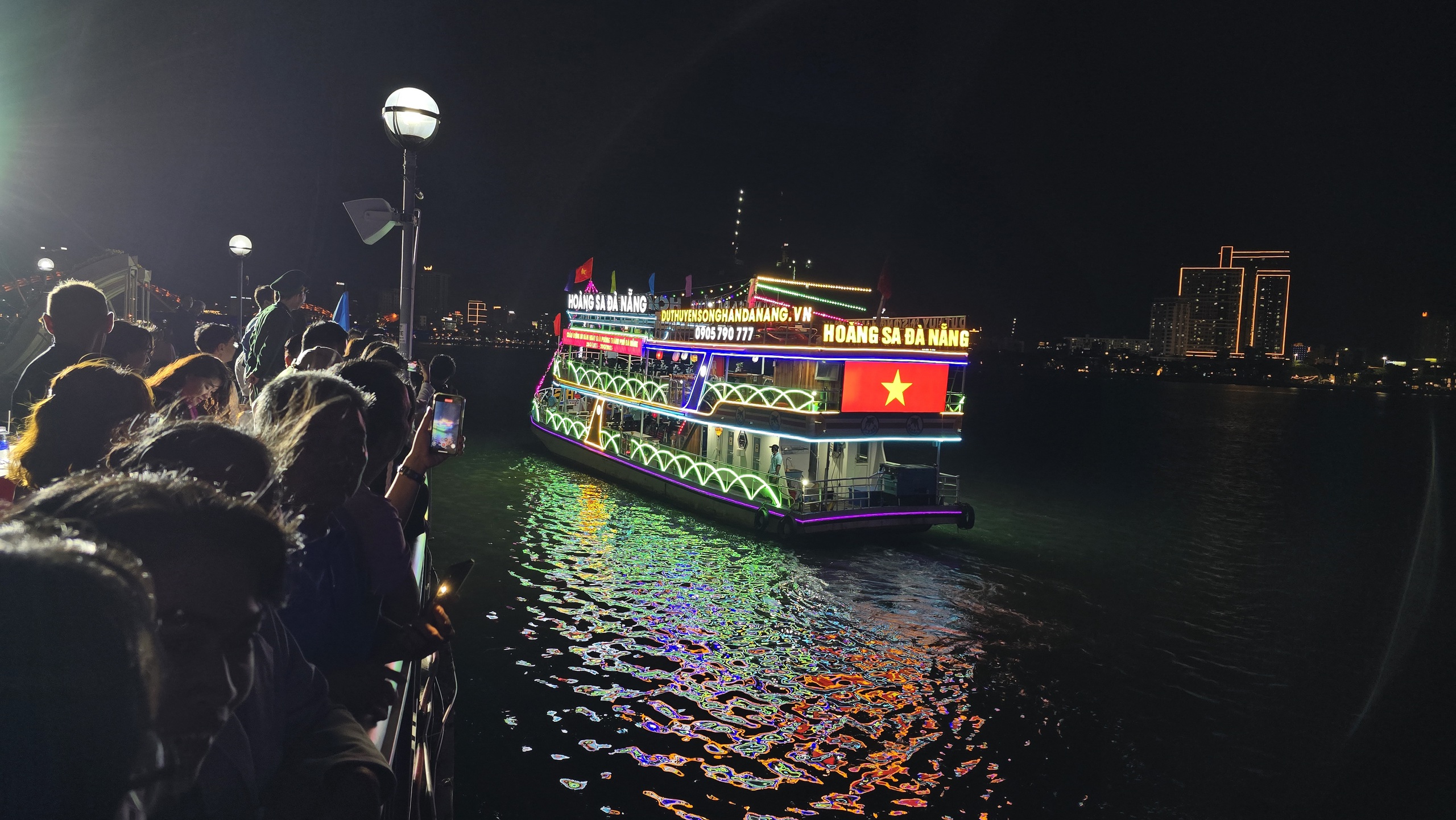 CLIP: Han River shines brightly with 20 flower boats - Photo 1. CLIP: Sông Hàn rực sáng với 20 thuyền hoa- Ảnh 1.