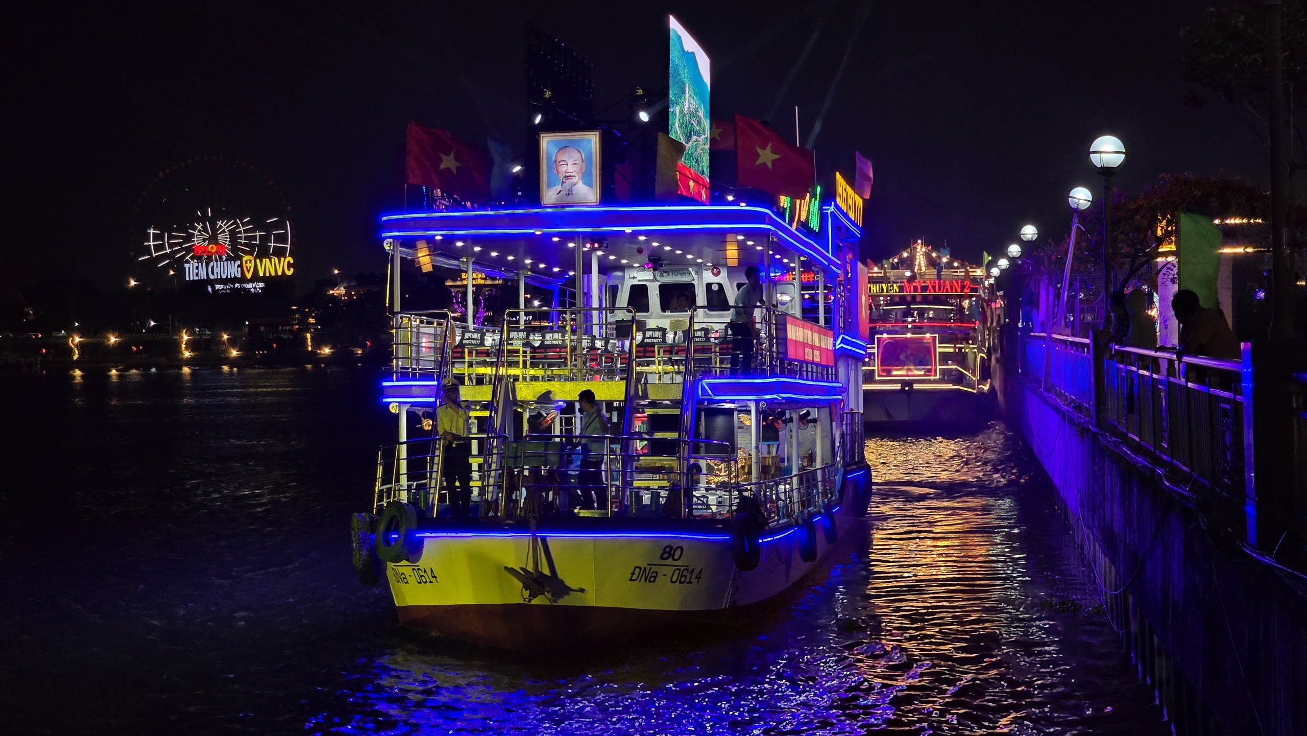 CLIP: Han River shines brightly with 20 flower boats - Photo 2. CLIP: Sông Hàn rực sáng với 20 thuyền hoa- Ảnh 2.