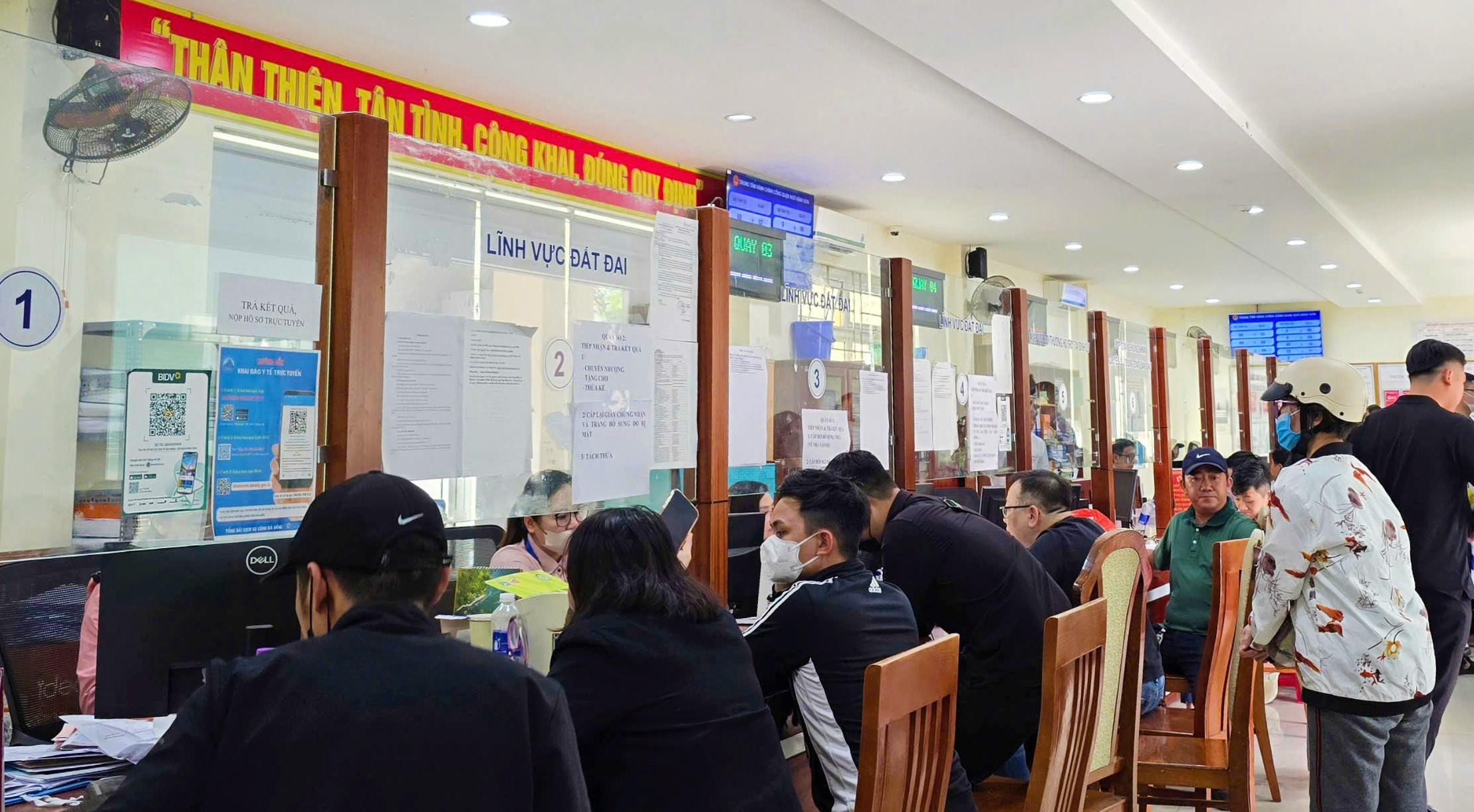 دا نانغ: 119 مسؤولاً وموظفاً مدنياً يُسمح لهم بالتقاعد المبكر - صورة 1. Đà Nẵng: 119 cán bộ, công chức được nghỉ hưu trước tuổi- Ảnh 1.