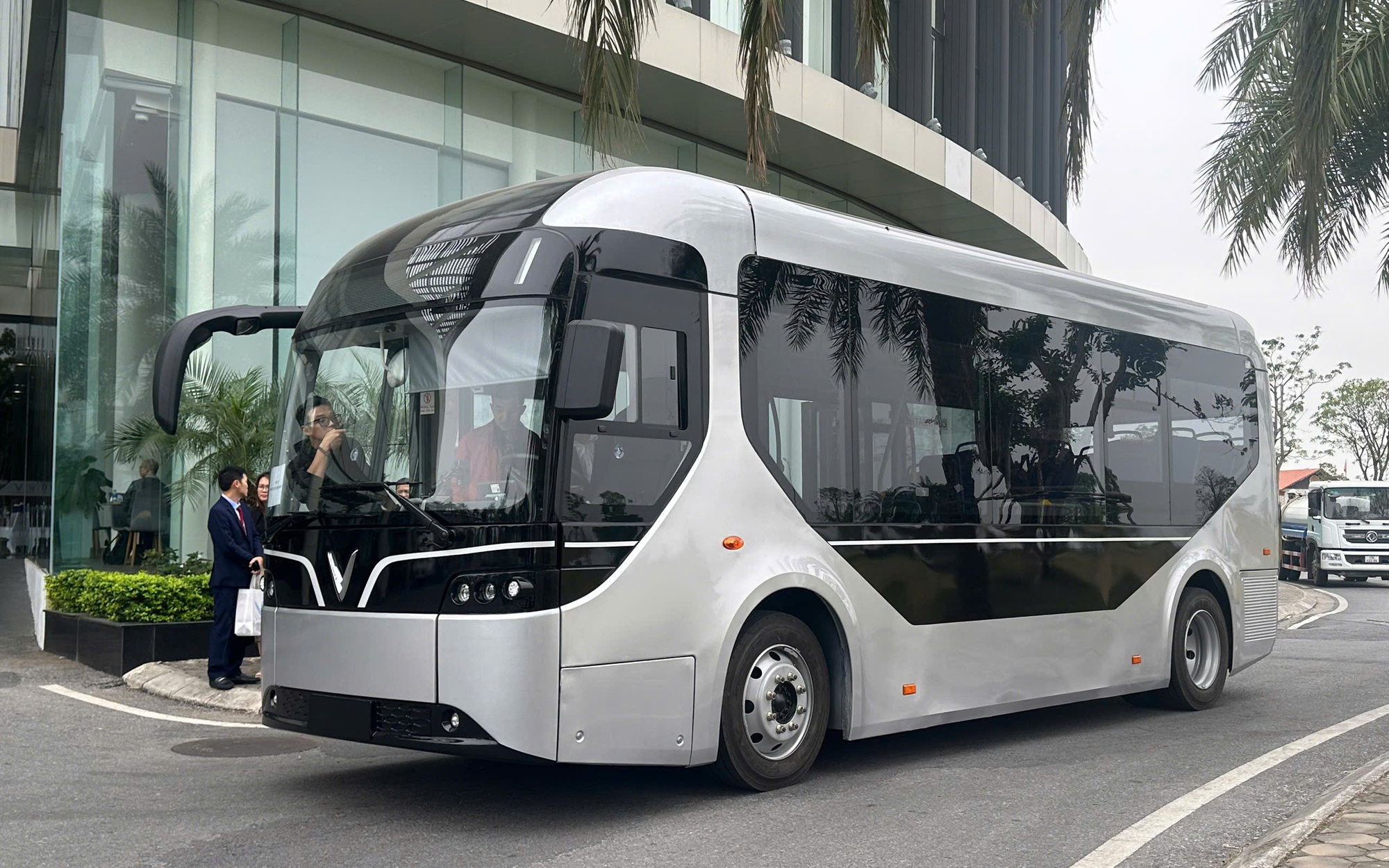 Tham tán kể chuyện đưa xe điện, vắc-xin dịch tả heo châu Phi vào Philippines- Ảnh 2.