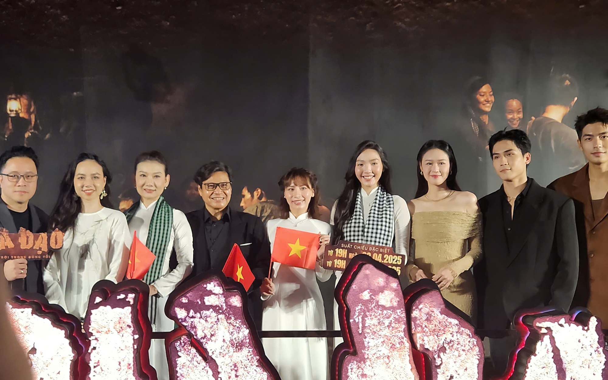 NSND Mỹ Uyên, NSƯT Hạnh Thúy… mừng cho Thái Hòa, Quang Tuấn